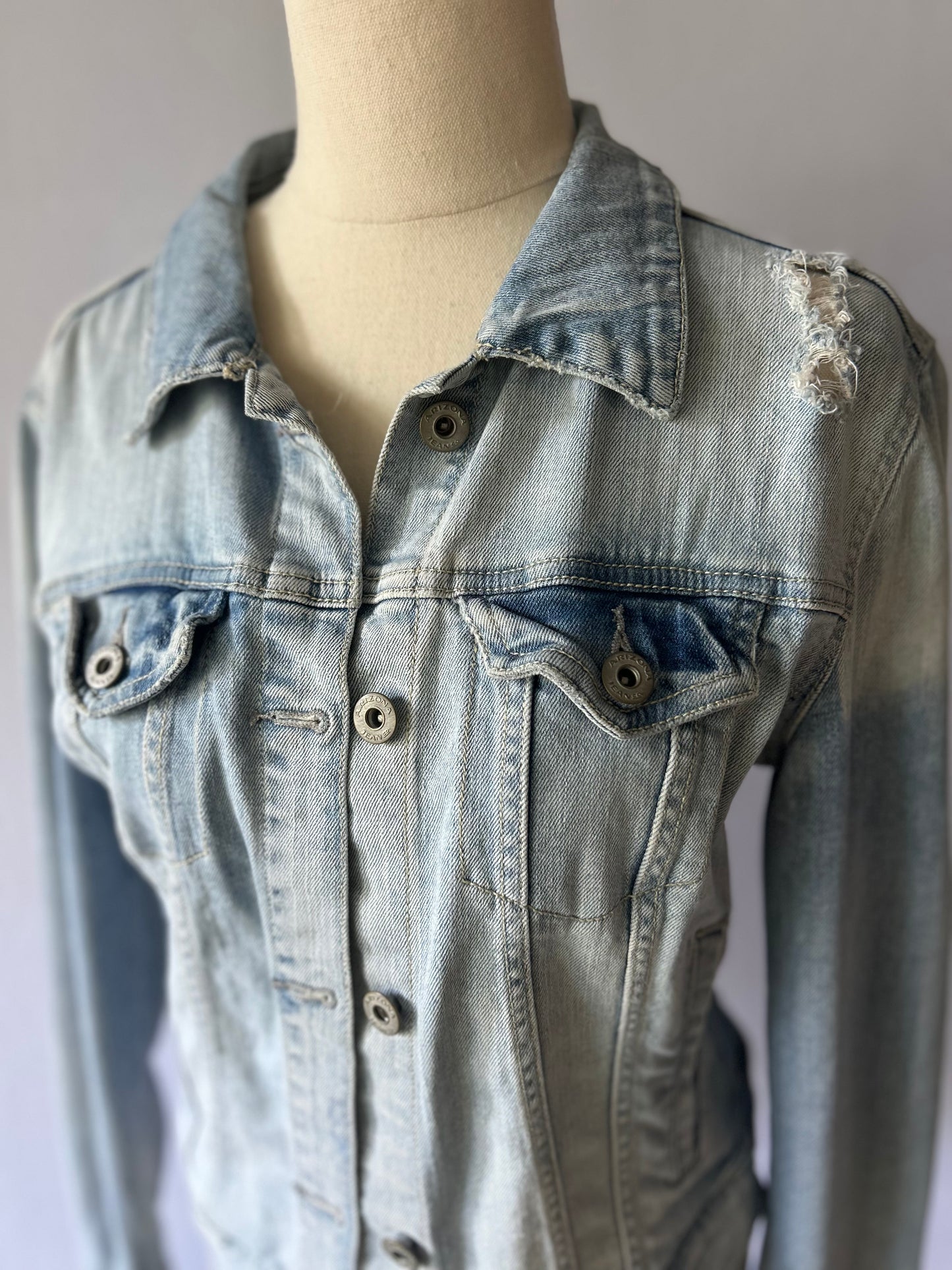 Classic Light Wash Fitted Denim Jacket - Size M