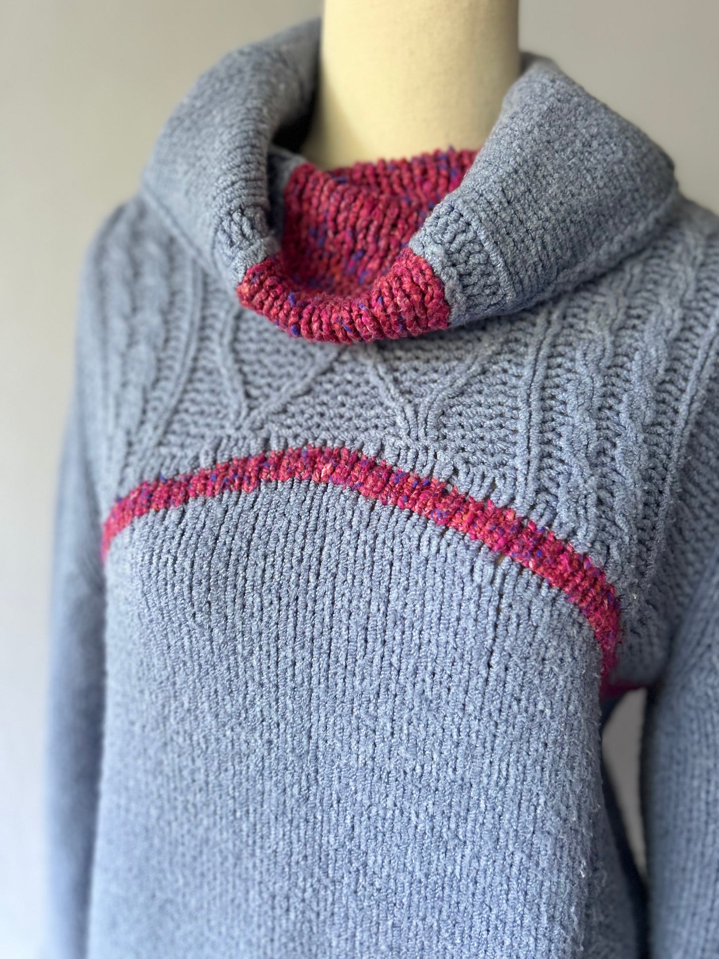 Cornflower Blue Cable-Knit Sweater with Magenta Trim – Size S/M