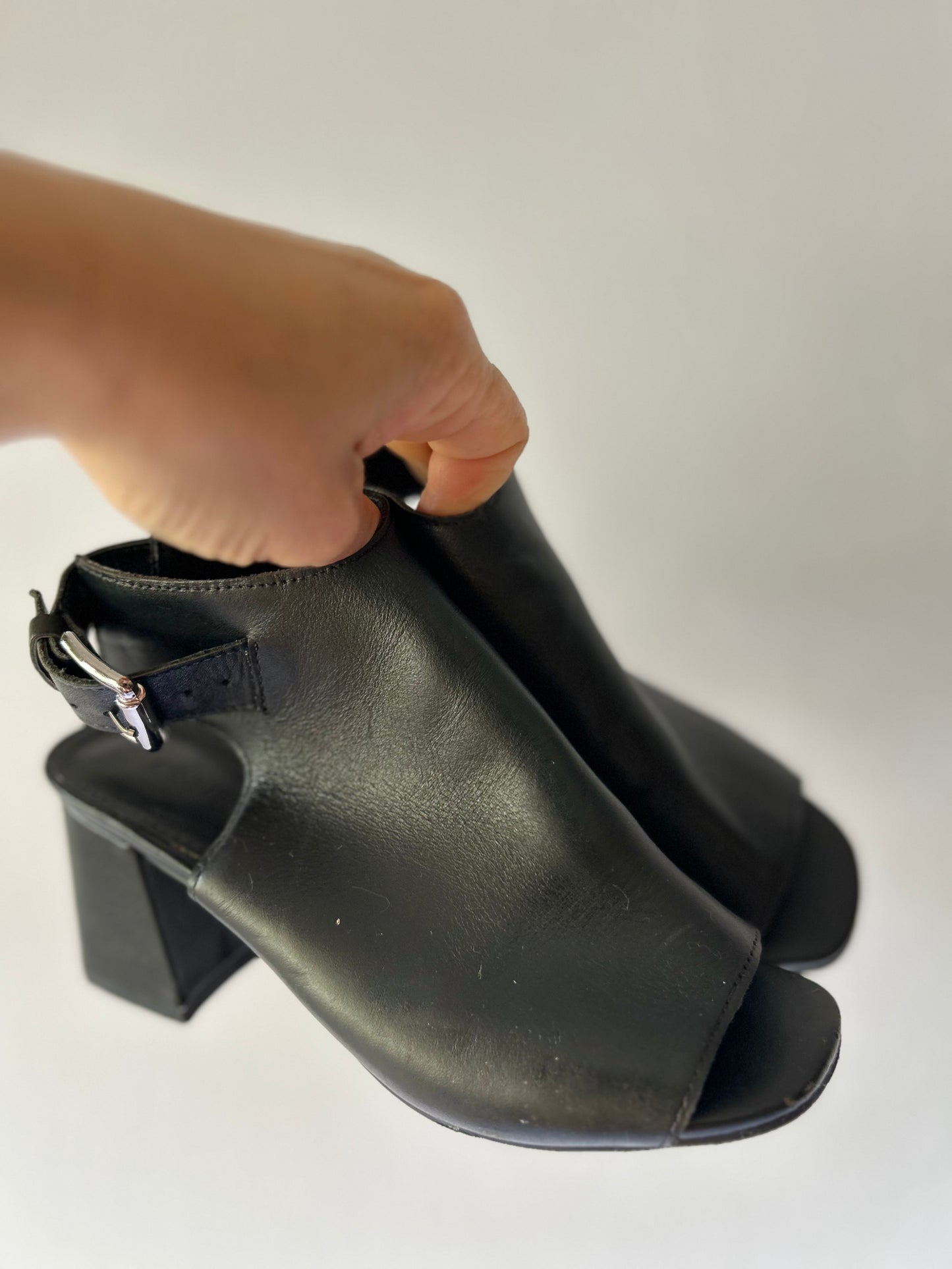 Effortless Chic Black Leather Peep-Toe Heels (EUR 35)