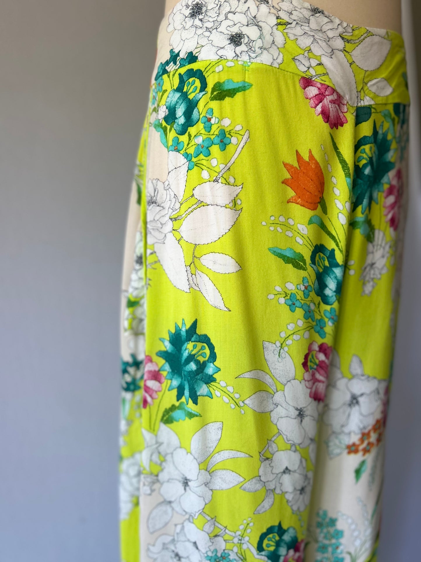 Floral print pants in size M made of 100% viscose.