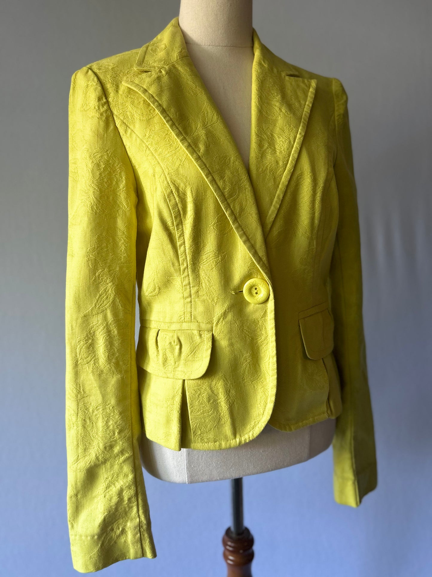 Cue Yellow Textured Cropped Blazer – Size 10