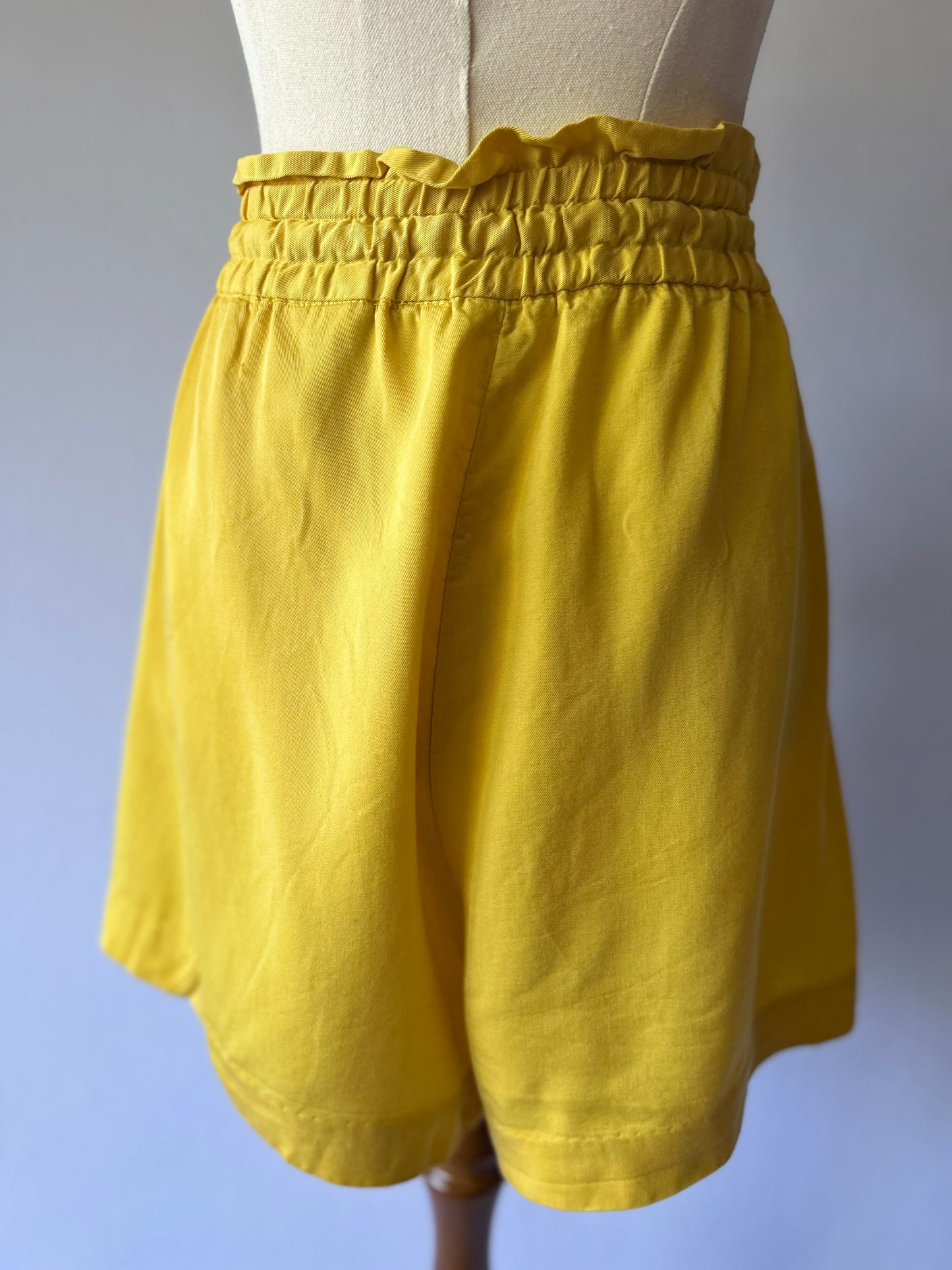 Yellow Lyocell Shorts – Size EUR 40 / US 10