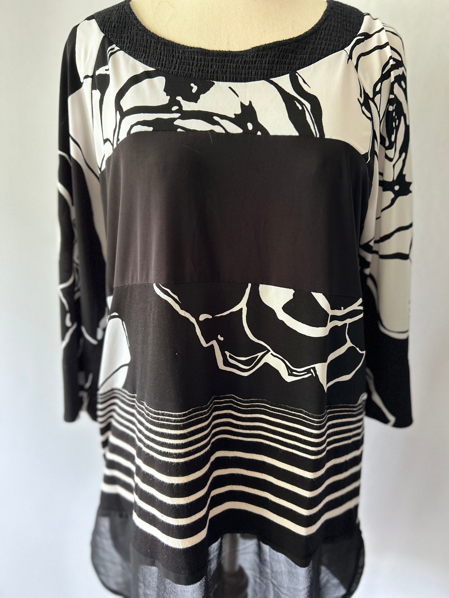 Monochrome Graphic Print Tunic – Made in NZ – Size 10