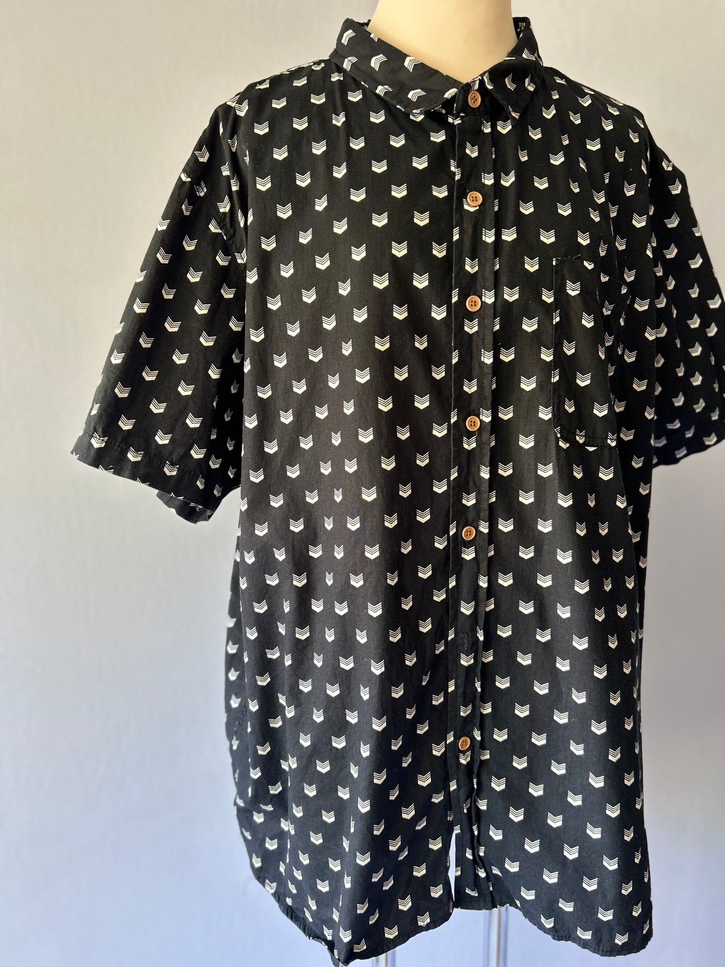 Short Sleeve Black & White Chevron Pattern Cotton Shirt - Men's 2XL