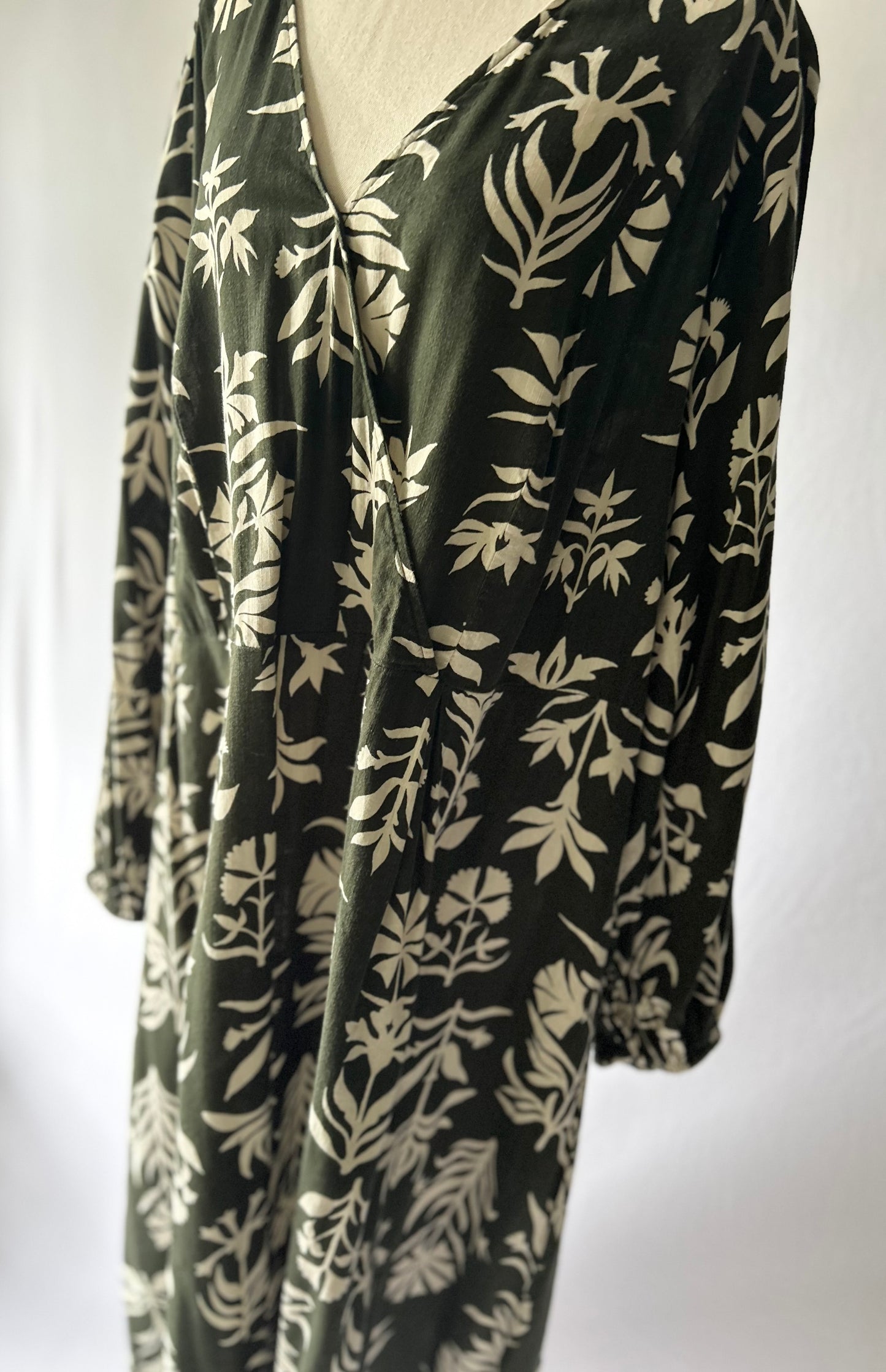 Maxi Green Dress with Beige Floral Details – Size XL