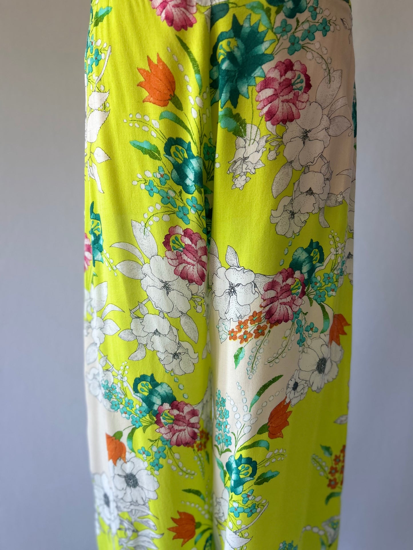 Floral print pants in size M made of 100% viscose.