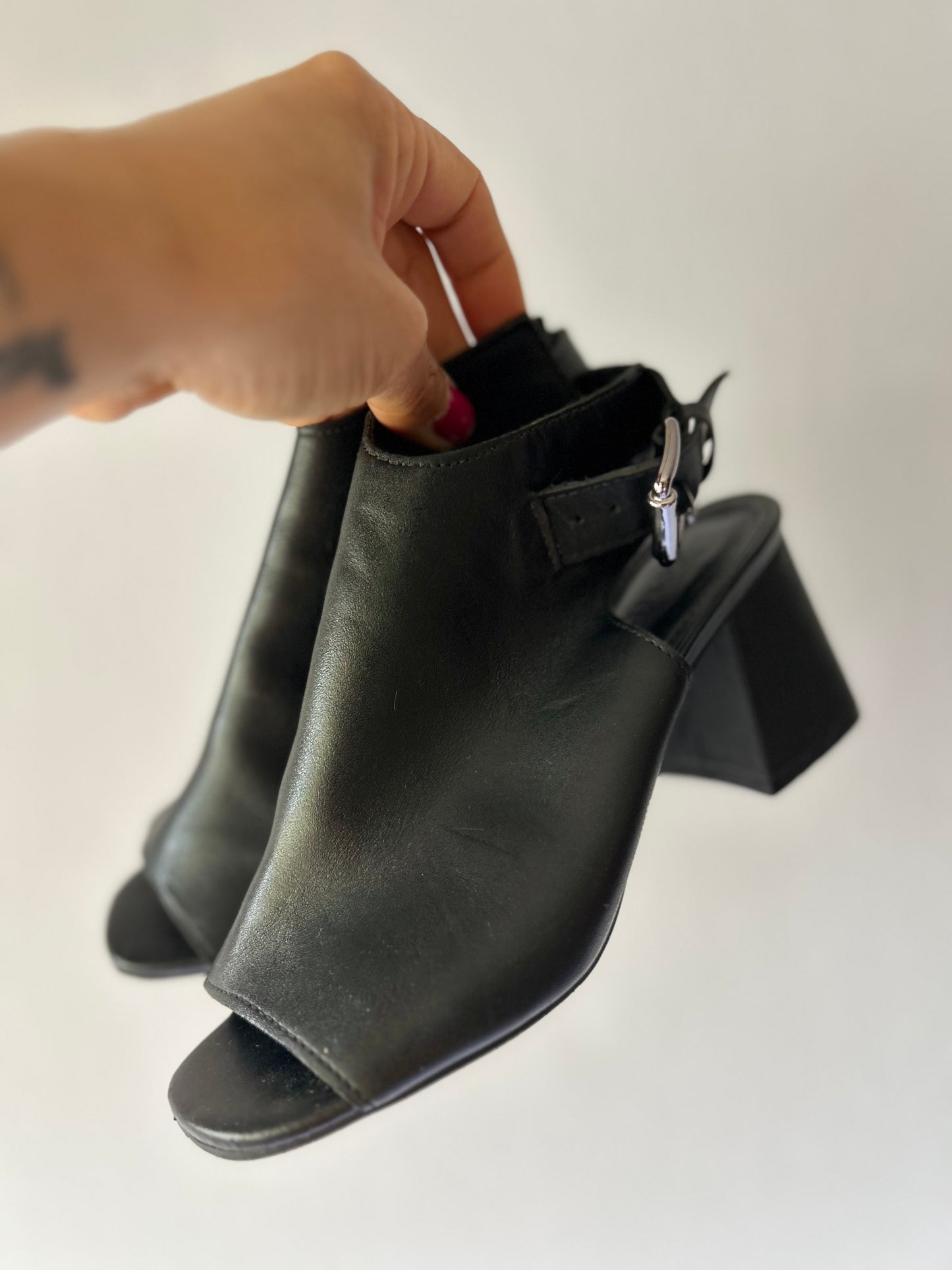 Effortless Chic Black Leather Peep-Toe Heels (EUR 35)