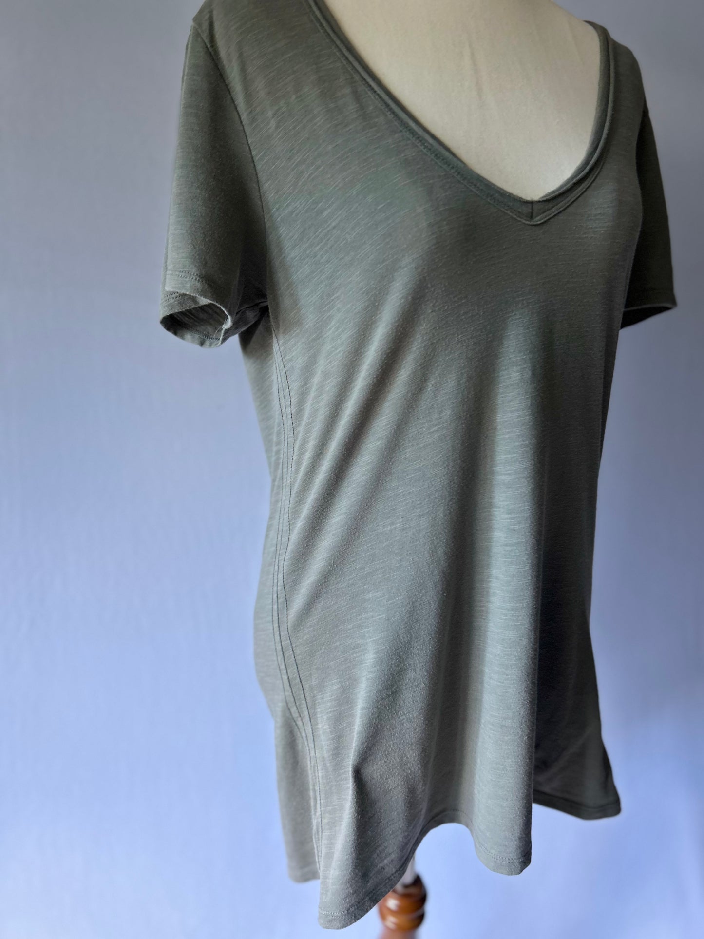 Billabong V-Neck Basic T-Shirt – Size 10