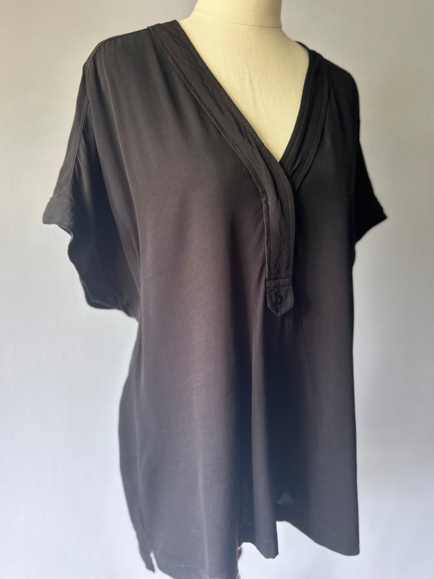 Country Road Black V-Neck Short Sleeve Shirt – Size 12, 100% Viscose
