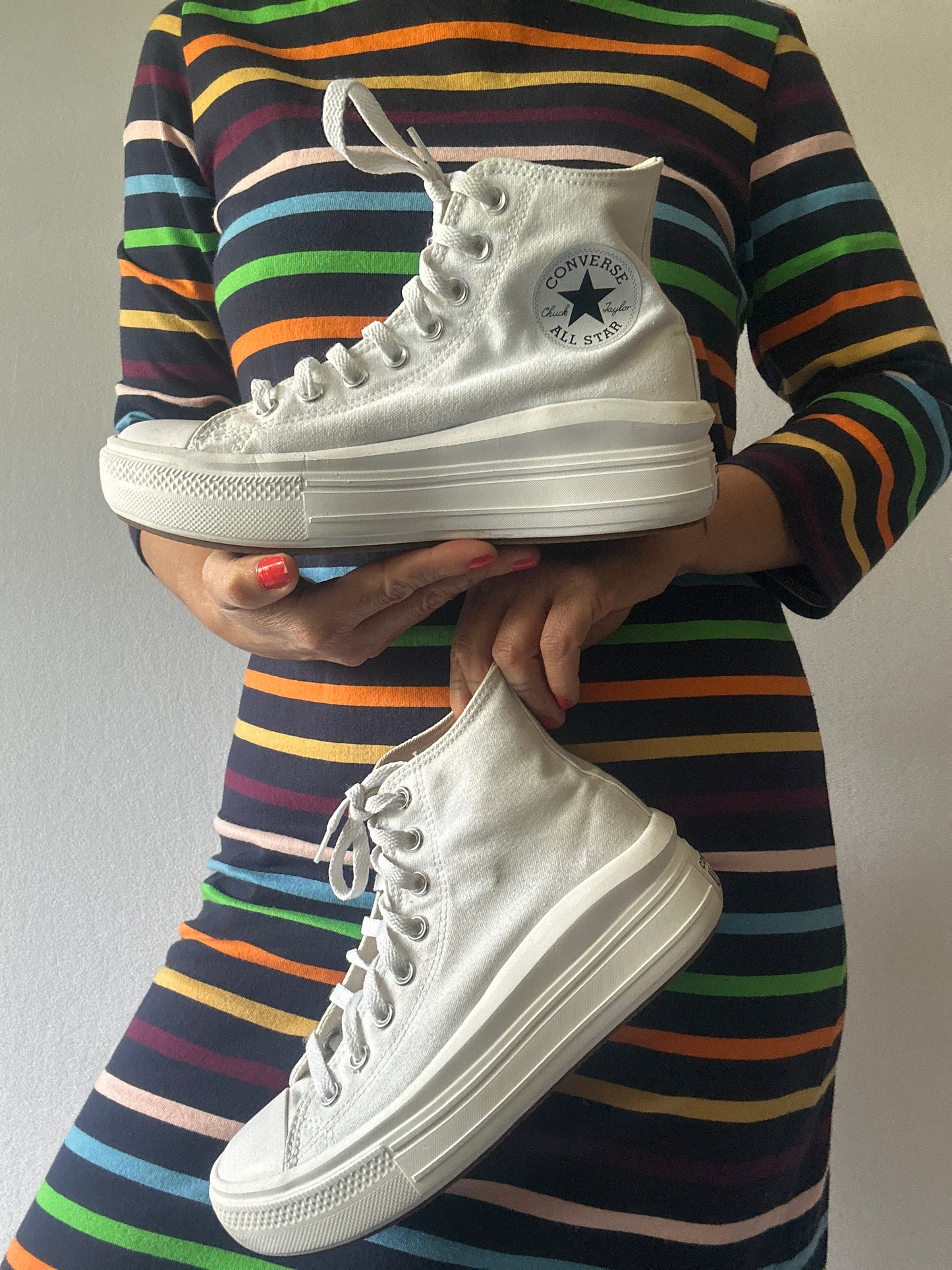 White Converse Chuck Taylor All Star – US 8 / UK 6 / EUR 39