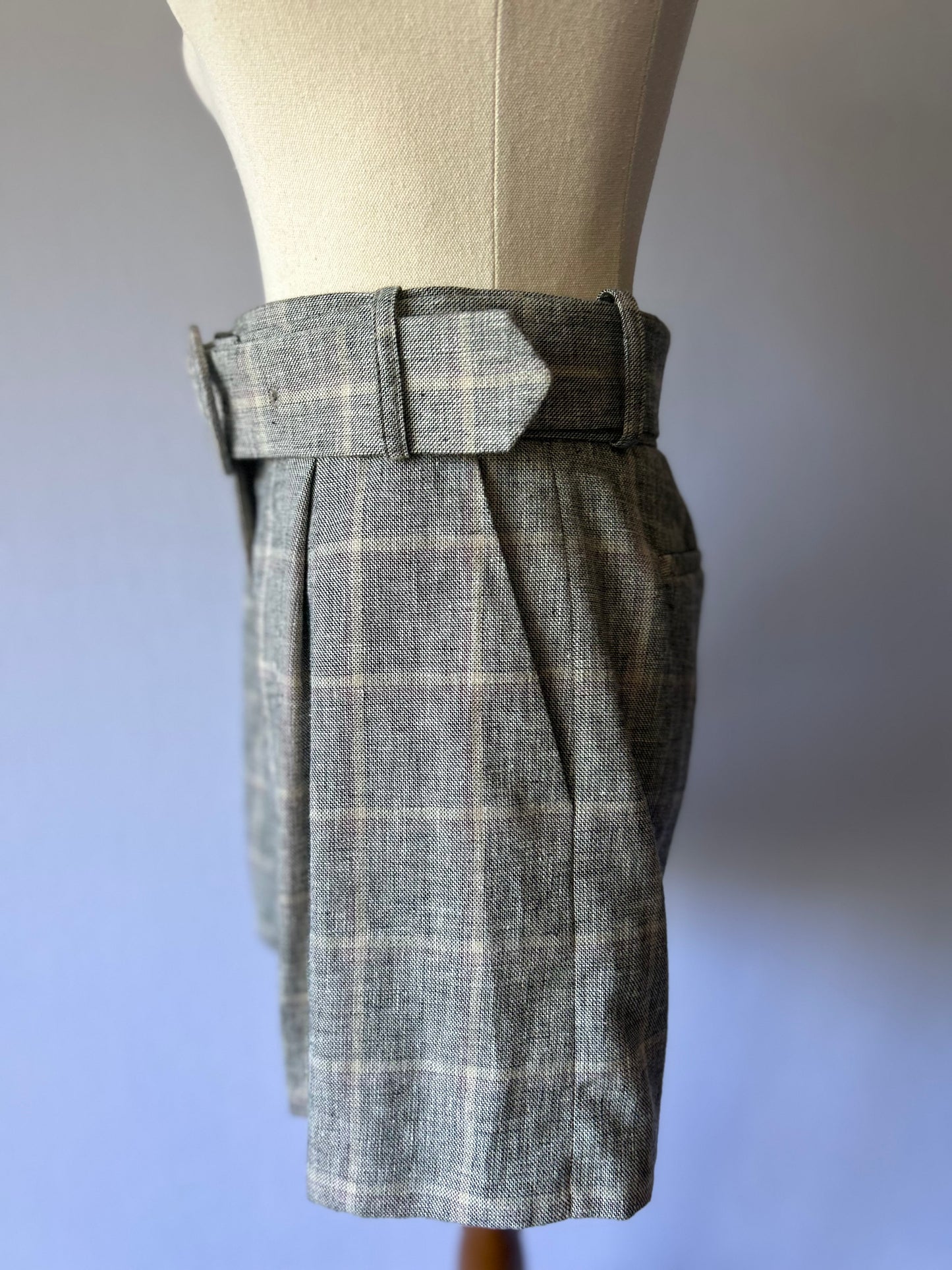 Tailored Linen Blend Shorts – Size 38, Made in Paris