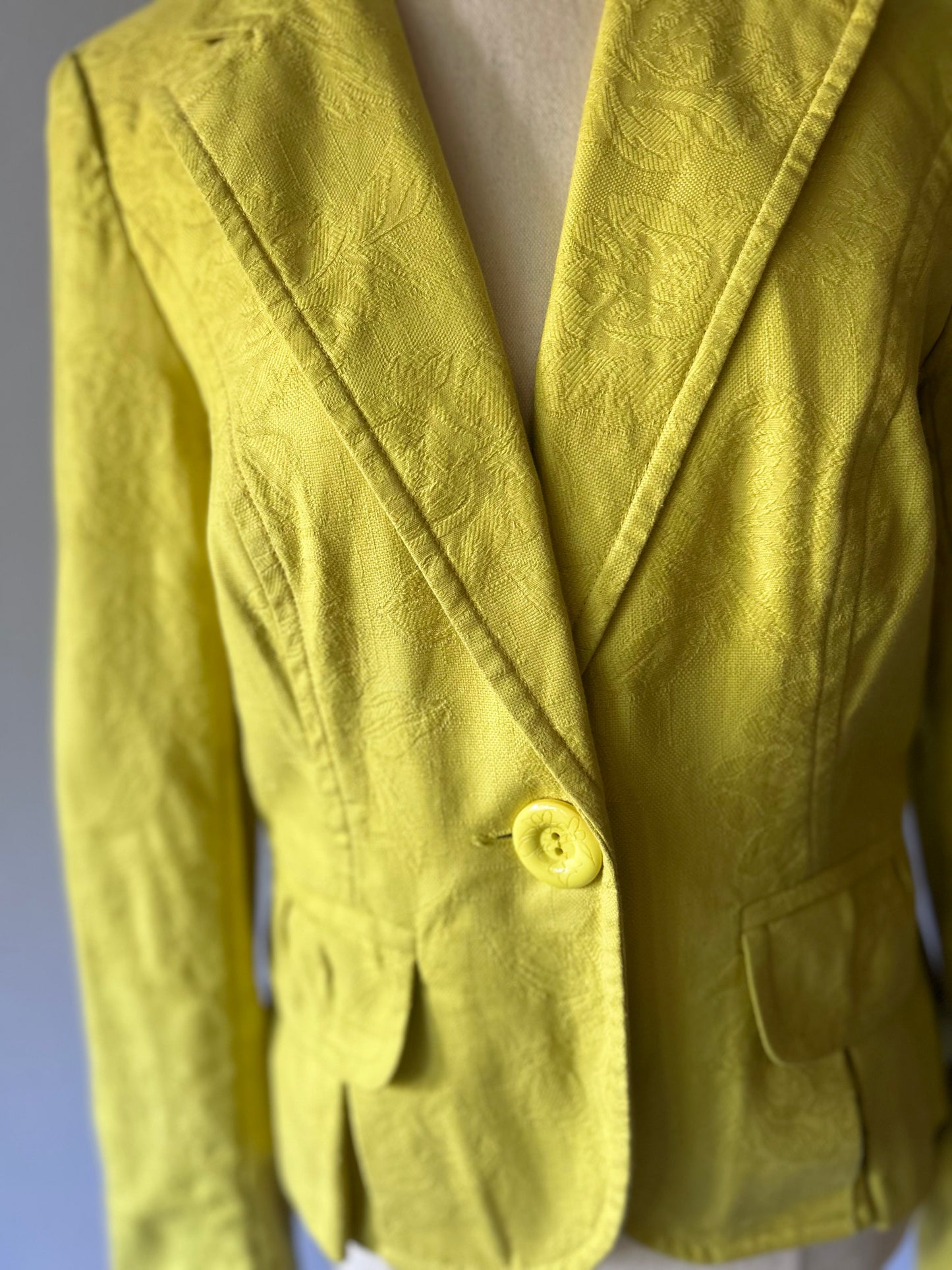 Cue Yellow Textured Cropped Blazer – Size 10
