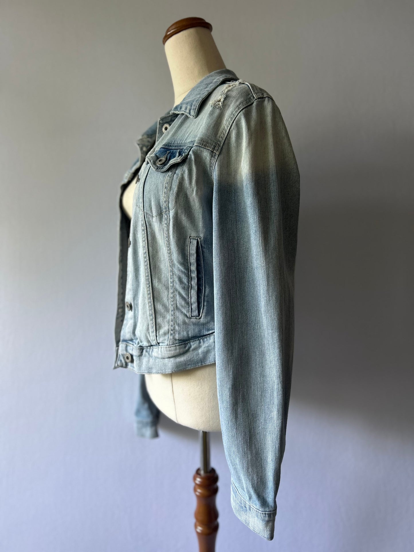 Classic Light Wash Fitted Denim Jacket - Size M