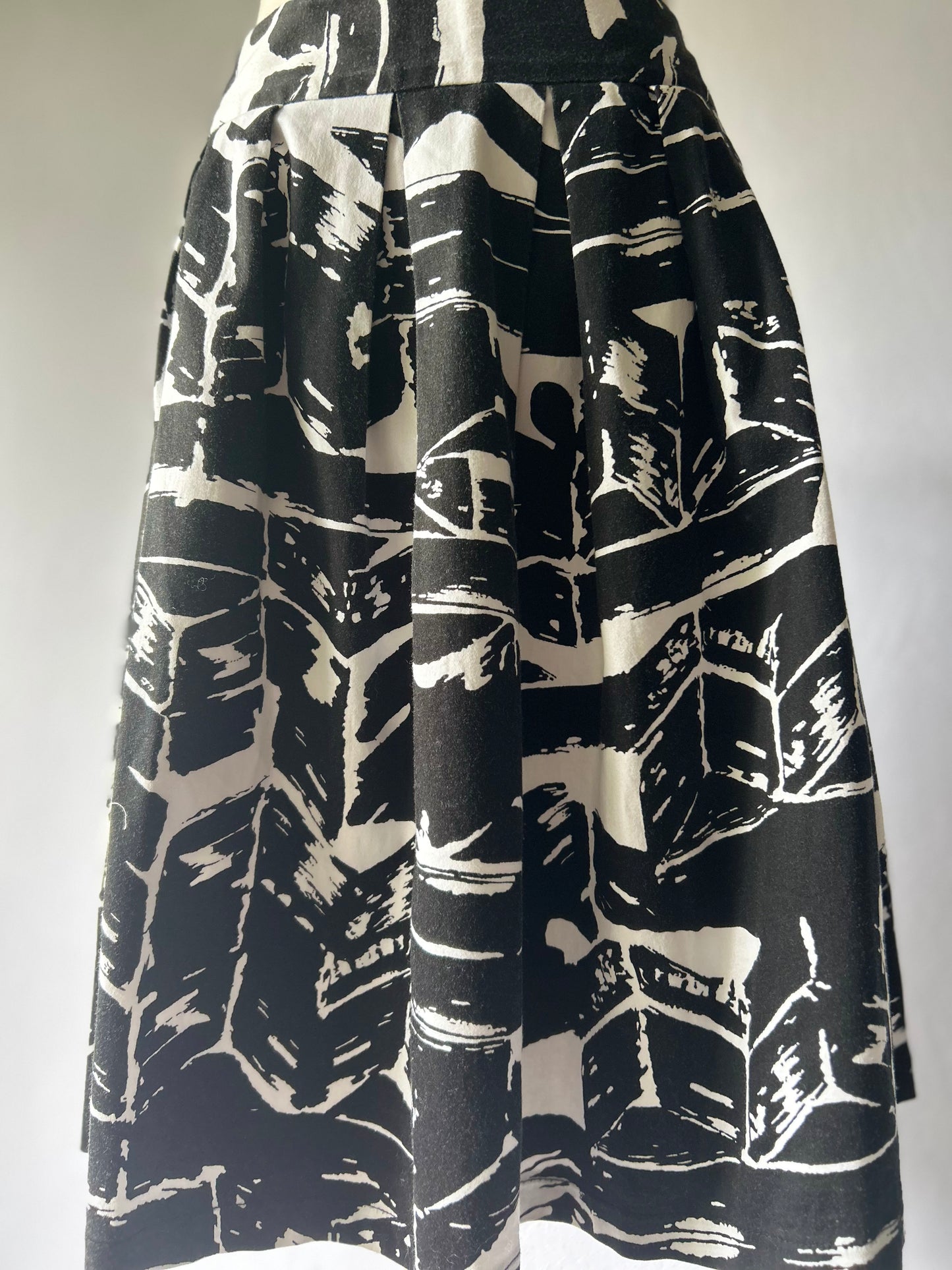 Black & White Abstract Print Skirt – Size 14