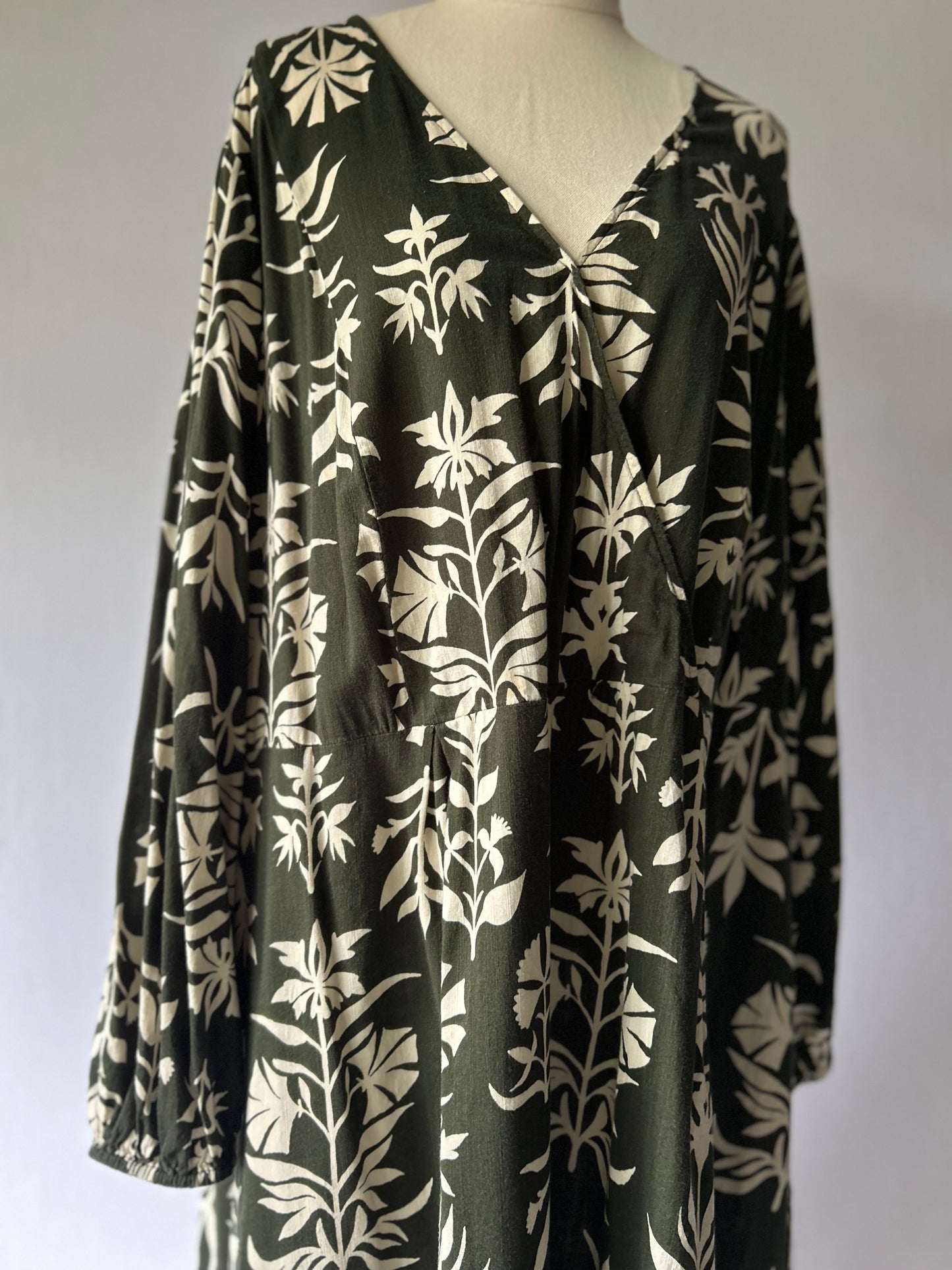 Maxi Green Dress with Beige Floral Details – Size XL