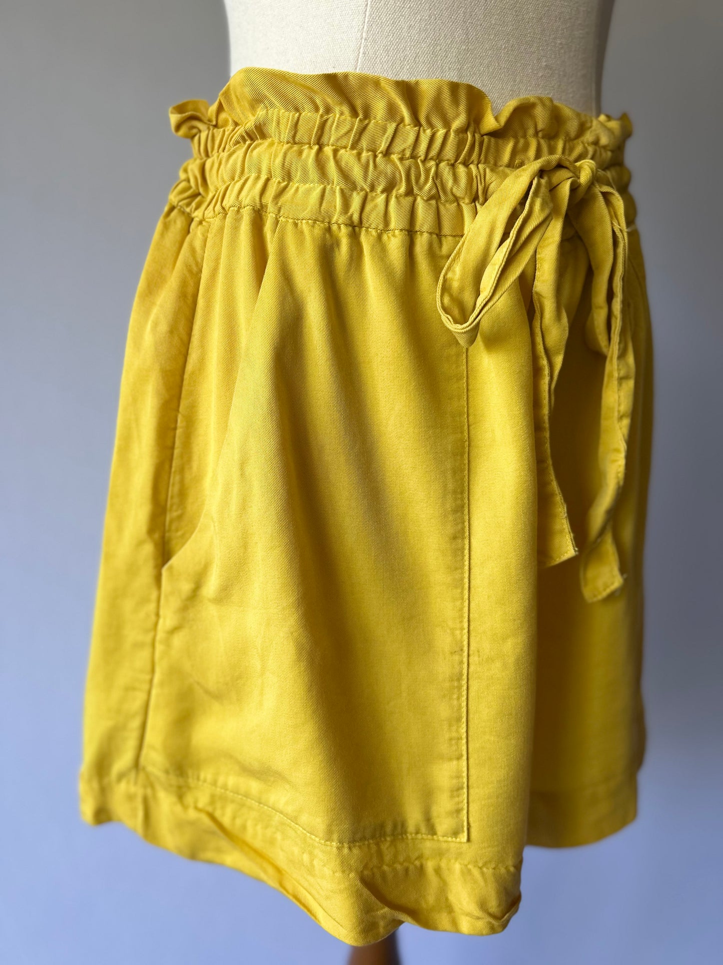 Yellow Lyocell Shorts – Size EUR 40 / US 10