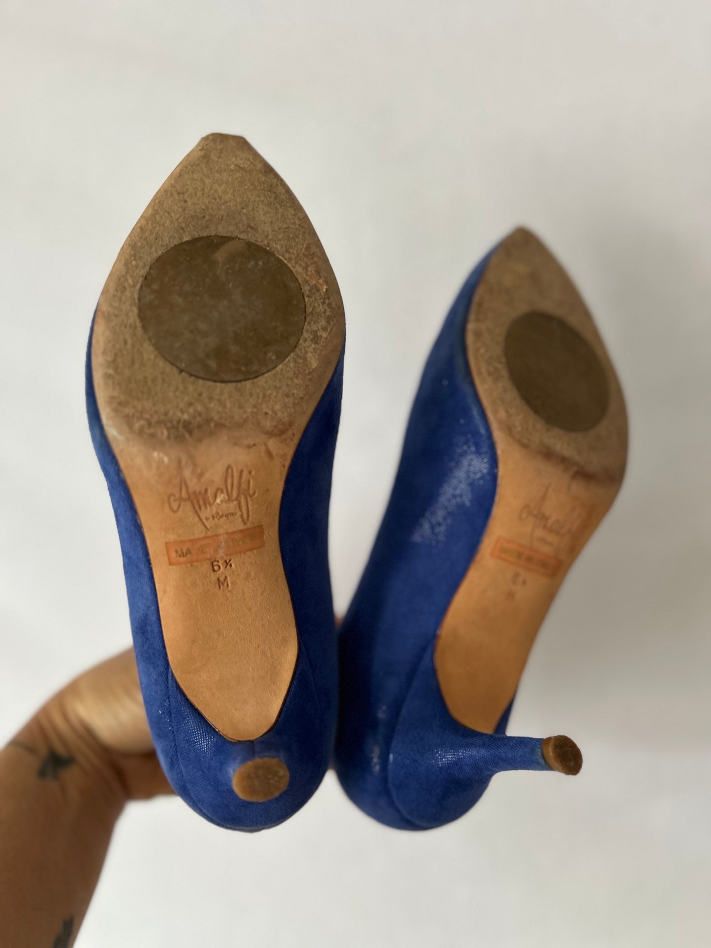 Amalfi by Rangoni Blue Suede Kitten Heel Pumps
Size: Women's US 6 1/2 (6.5)