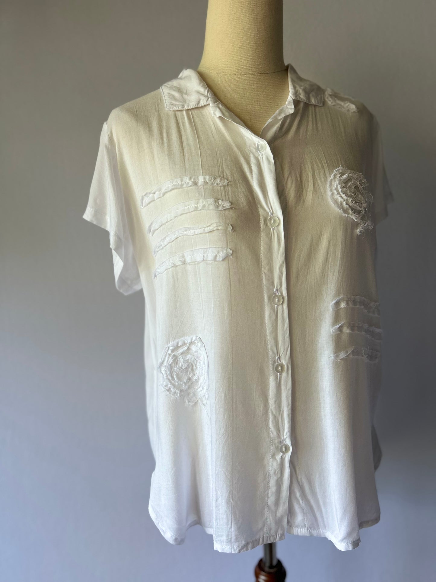 Bohemian Raw-Edge Floral Appliqué Shirt - White Rayon - Size M