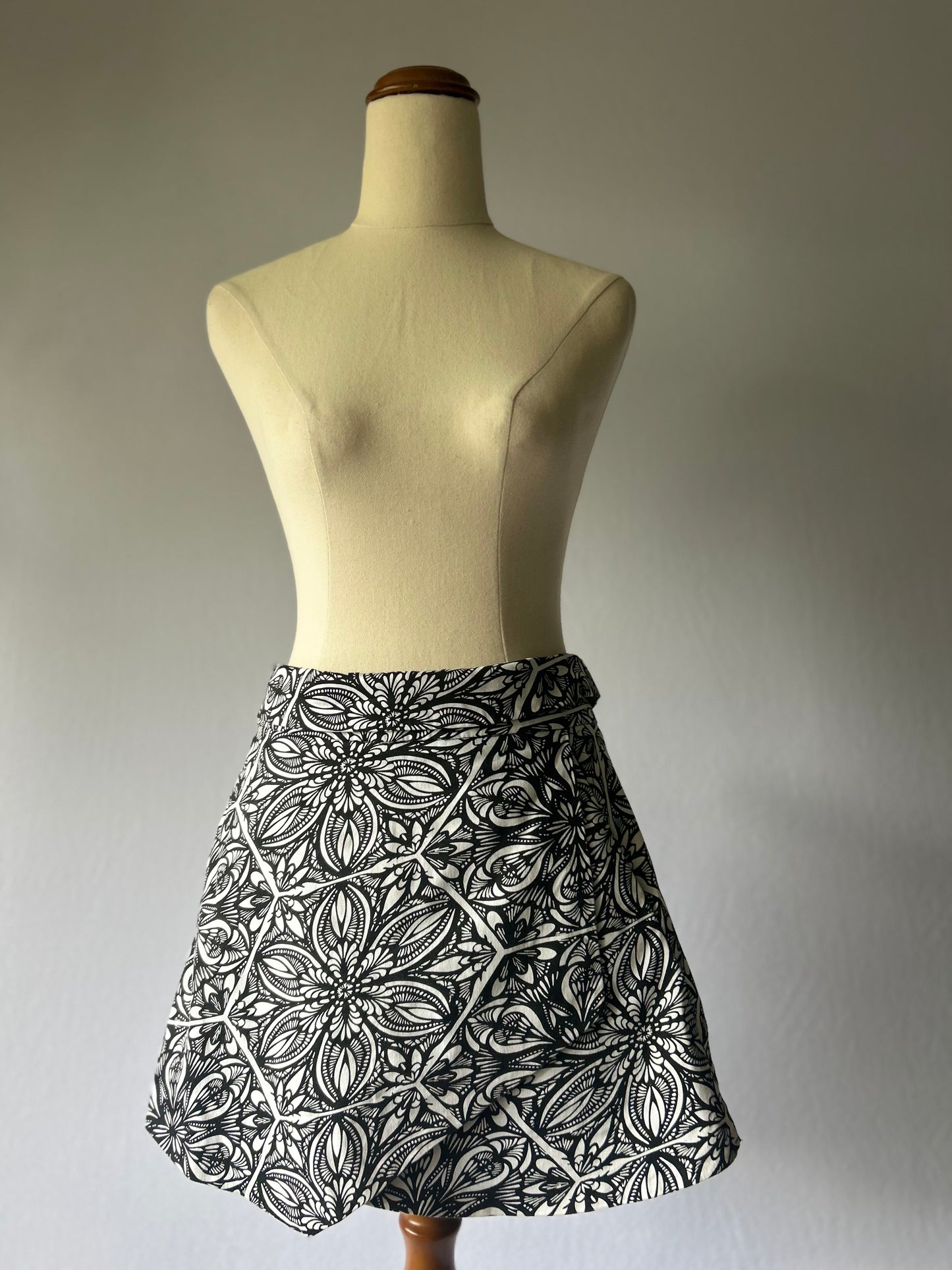 Black & White Patterned Cotton Skirt – Size 10
