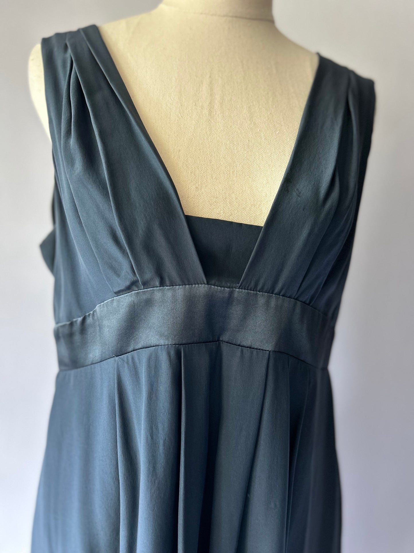 Graham & Spencer 100% Silk Sleeveless V-Neck Dress – Size M
