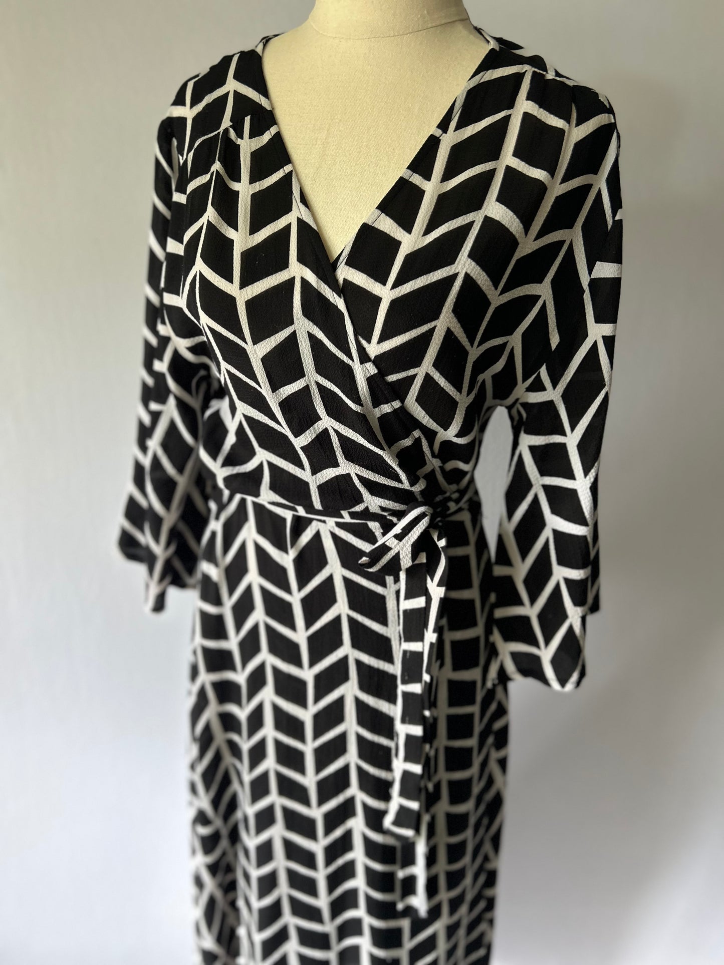 Black and White Wrap Dress – Size 8