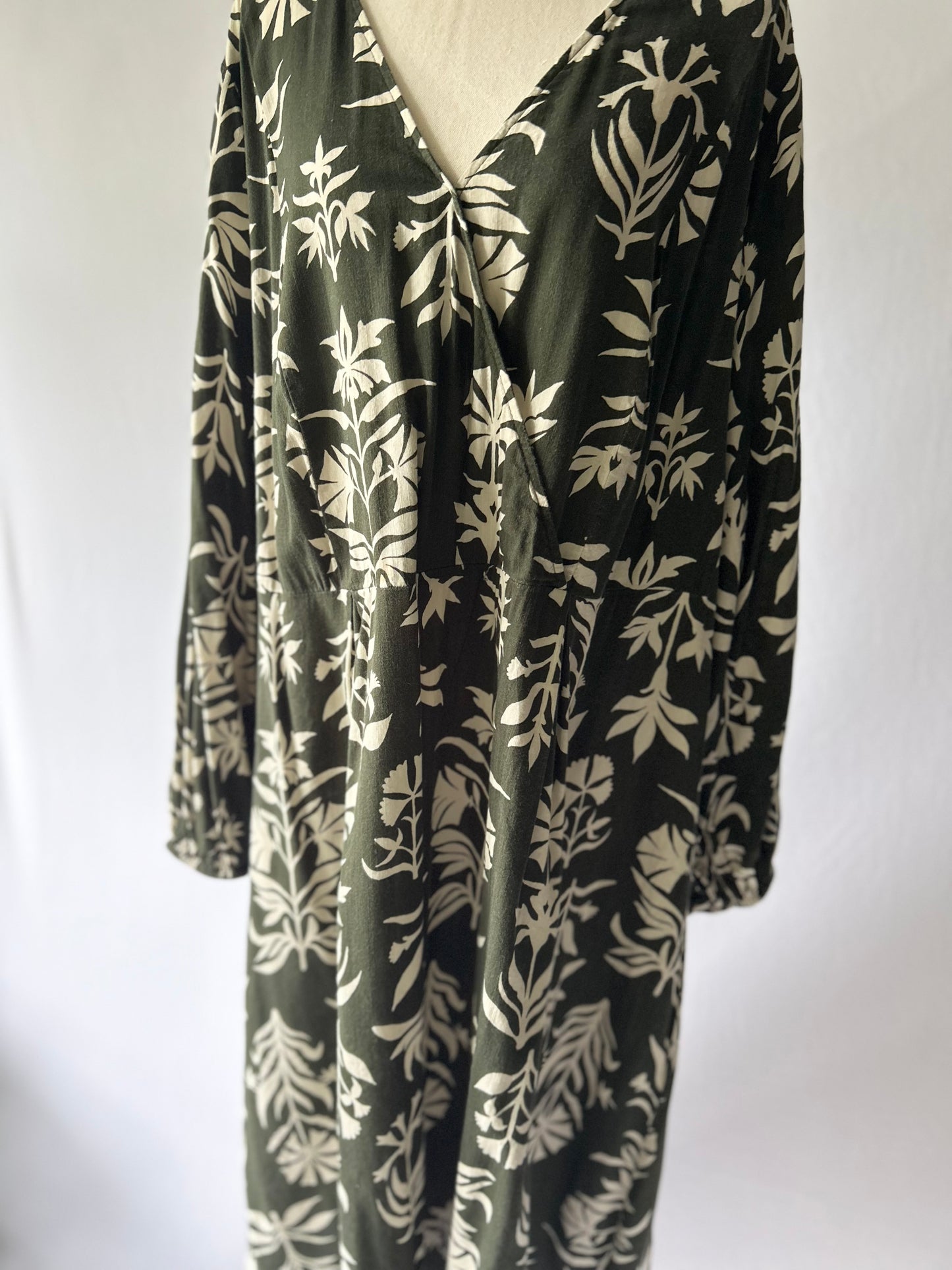 Maxi Green Dress with Beige Floral Details – Size XL