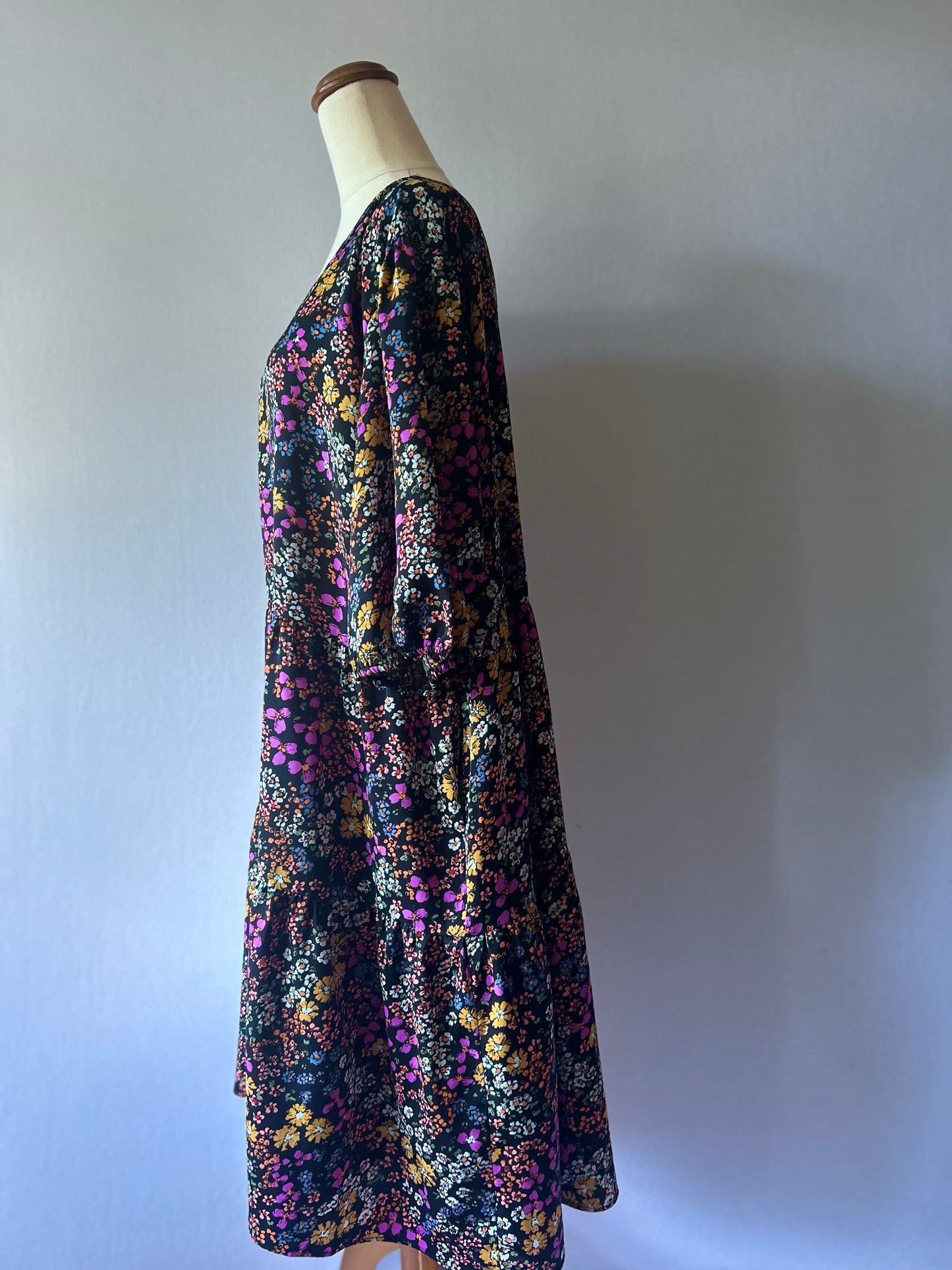 Ruby & Rain Tiered Smock Ditsy Floral Dress - Multi/Black - Size M( NZ-Aus 16-18 )