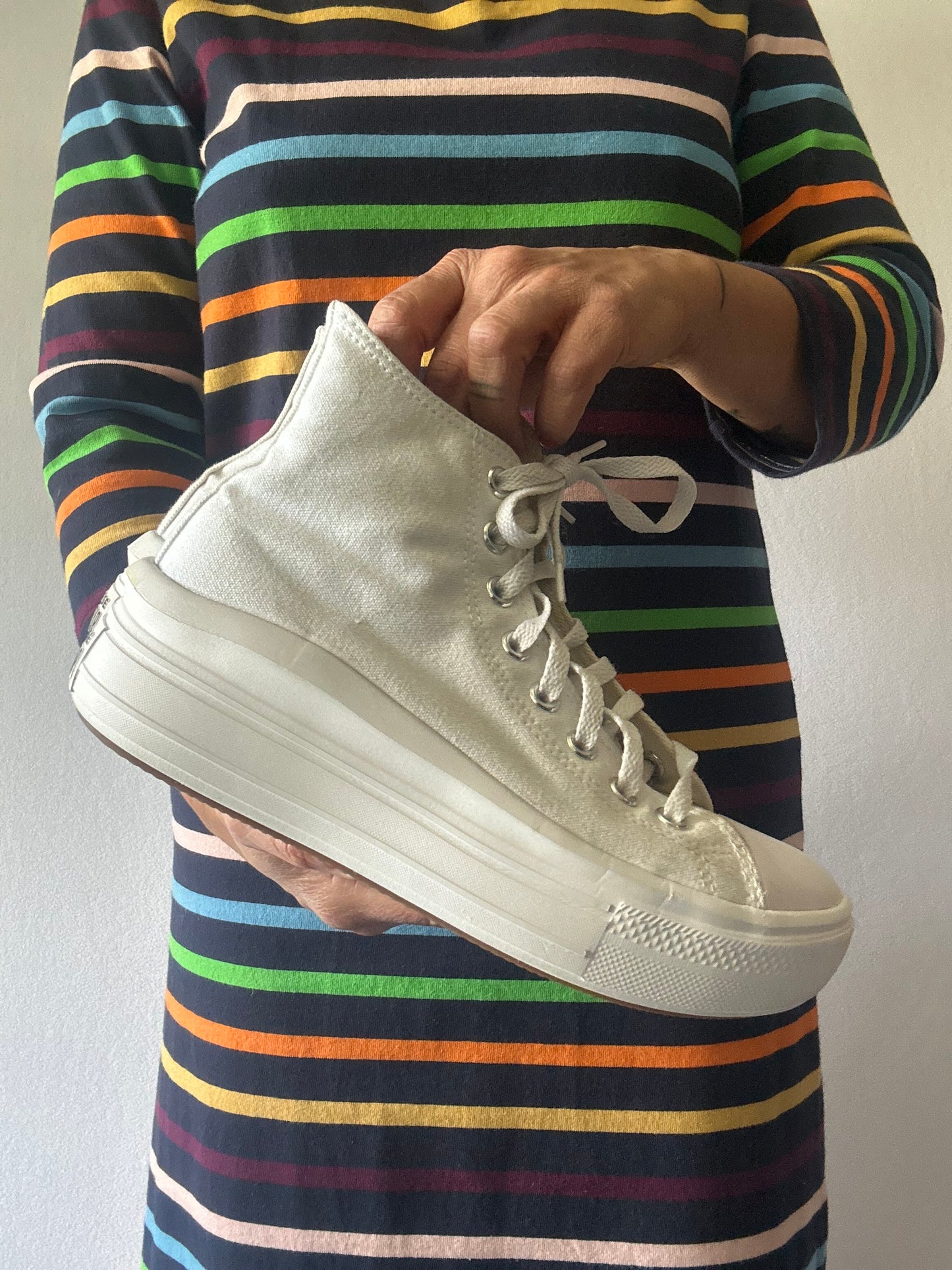 White Converse Chuck Taylor All Star – US 8 / UK 6 / EUR 39