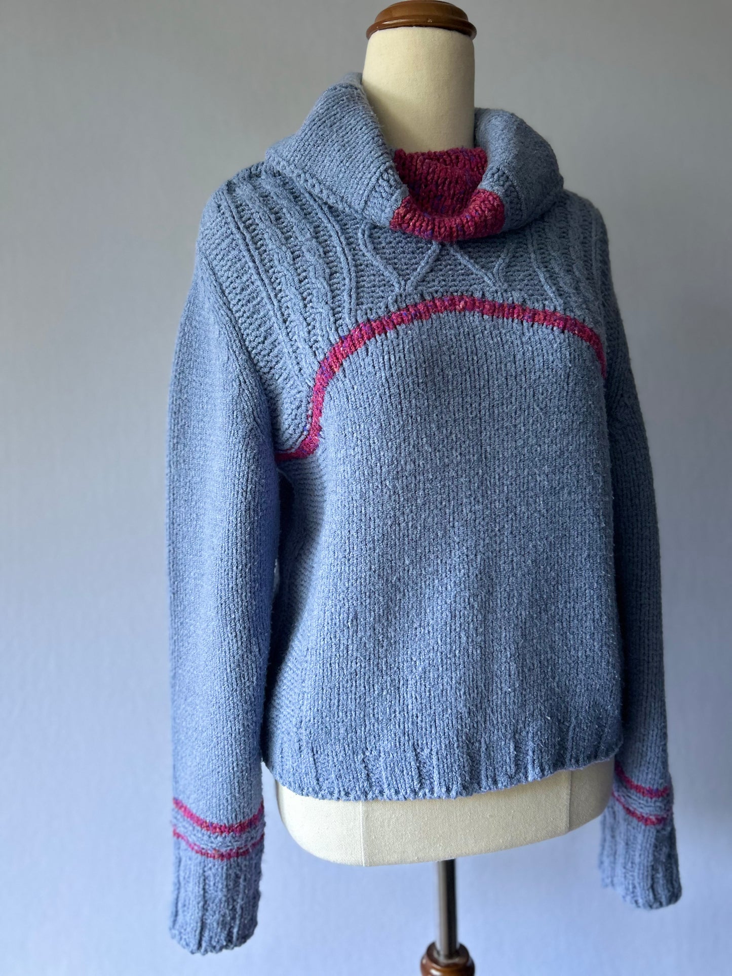 Cornflower Blue Cable-Knit Sweater with Magenta Trim – Size S/M