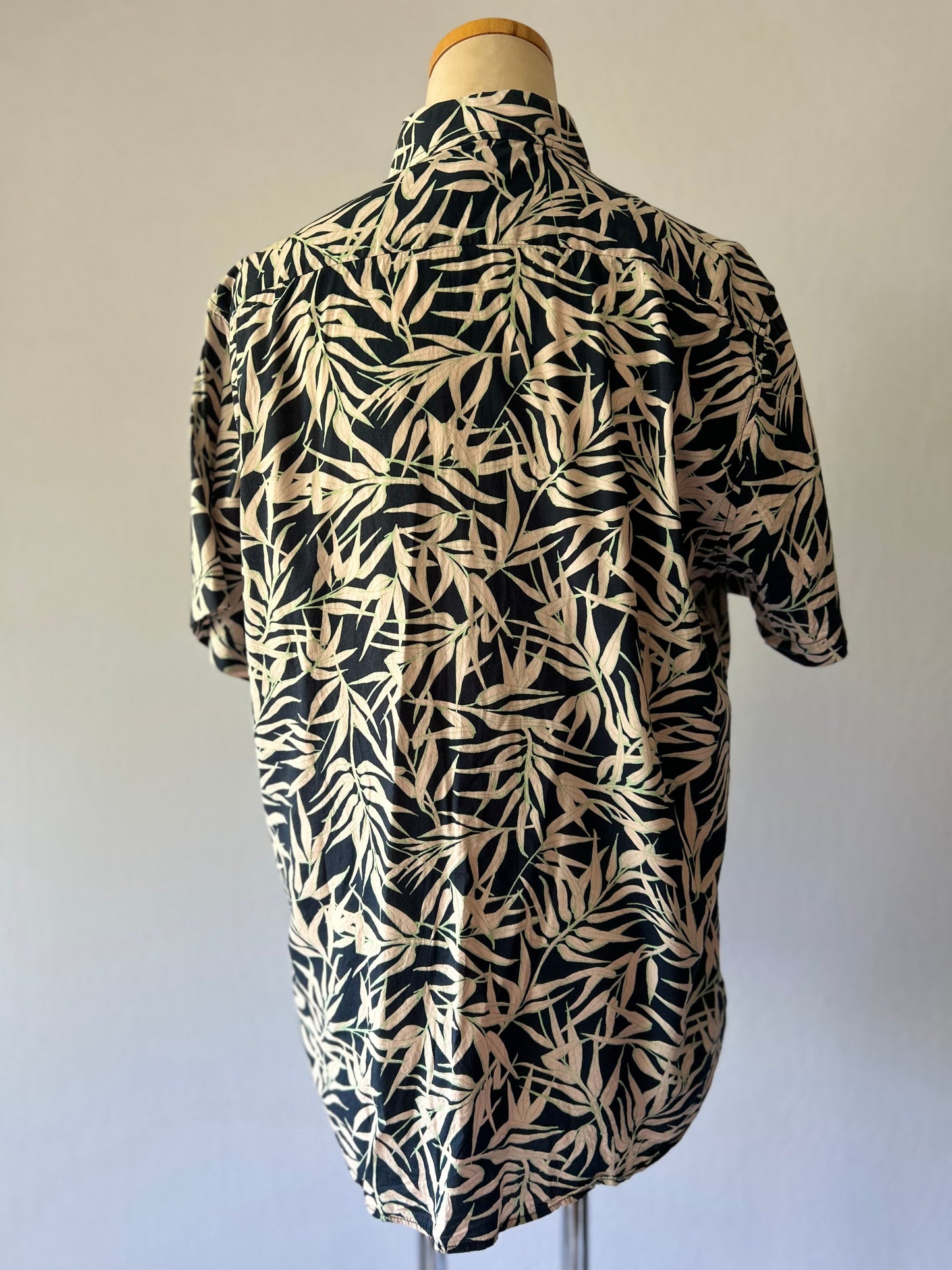 Men's Slim Fit Black & Beige Leaf Print Short Sleeve Shirt - M