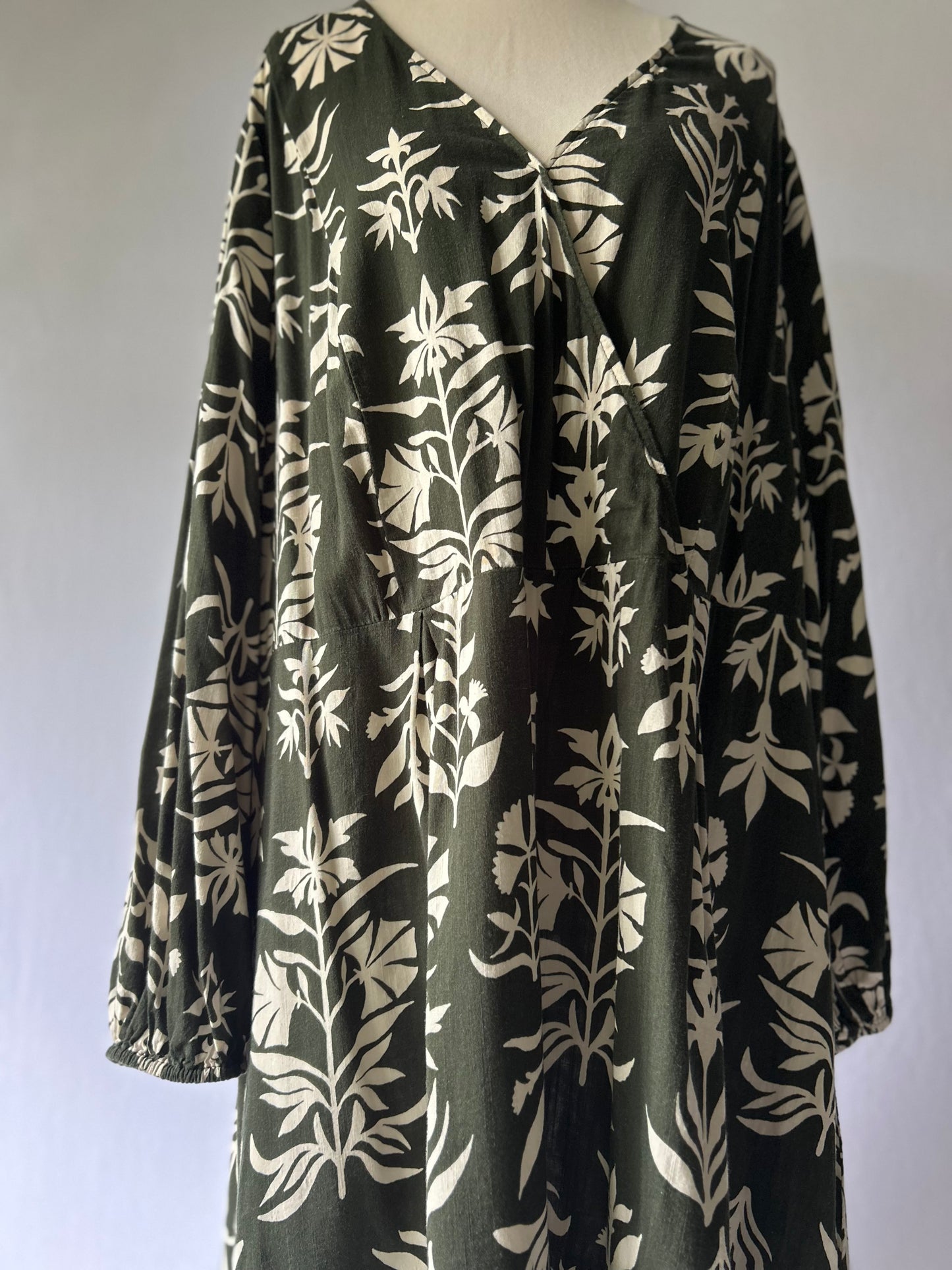 Maxi Green Dress with Beige Floral Details – Size XL