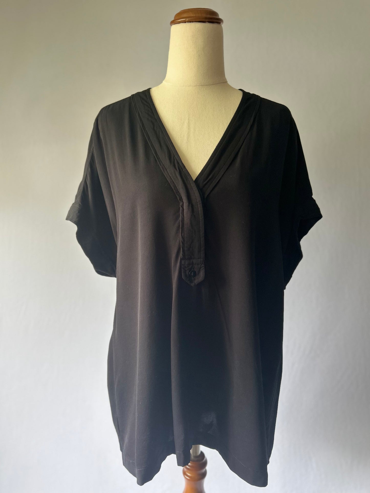Country Road Black V-Neck Short Sleeve Shirt – Size 12, 100% Viscose