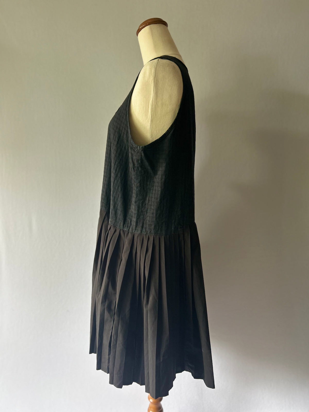 ilabb Black Textured Pleated Drop-Waist Dress - Size M