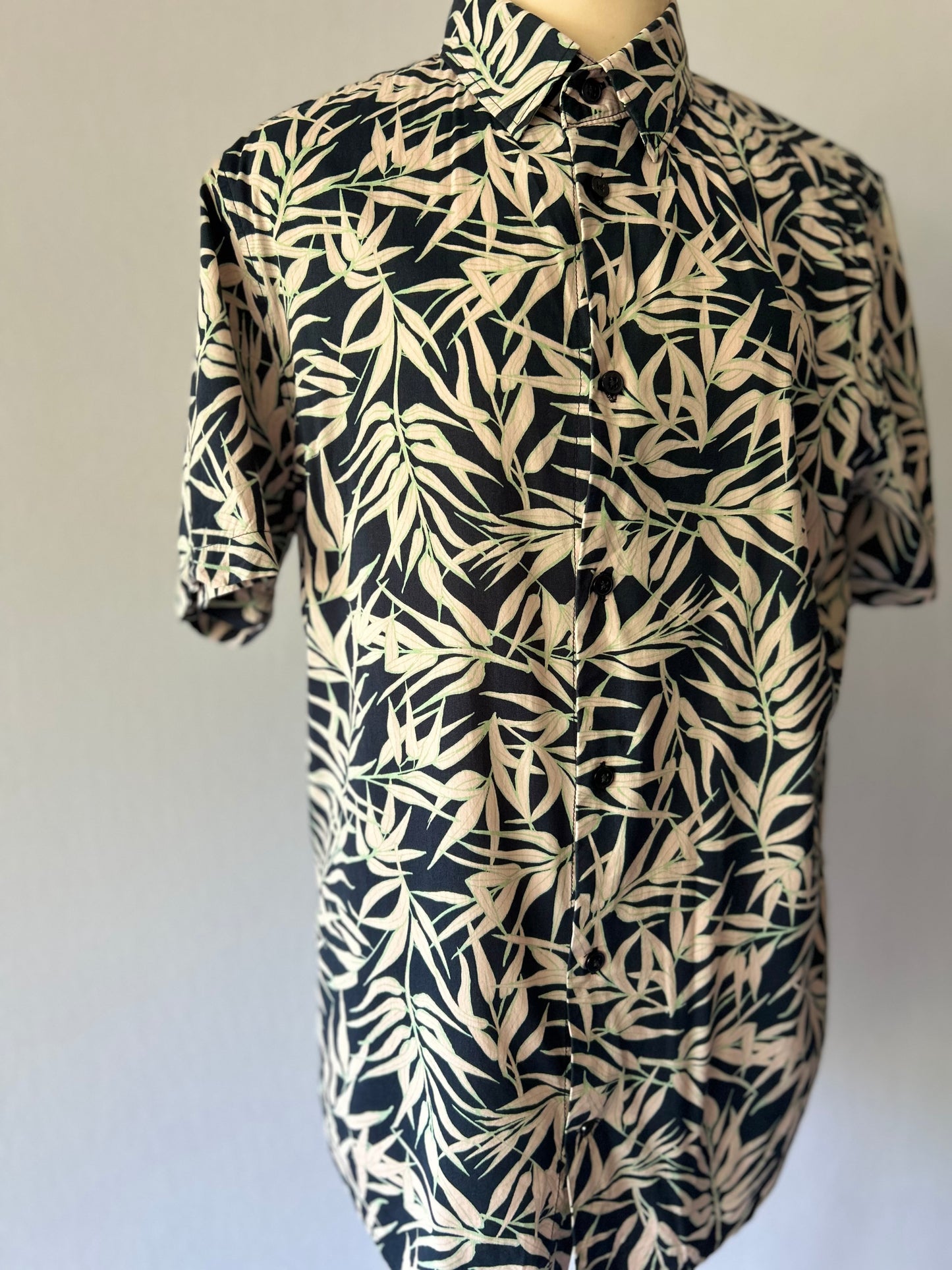 Men's Slim Fit Black & Beige Leaf Print Short Sleeve Shirt - M