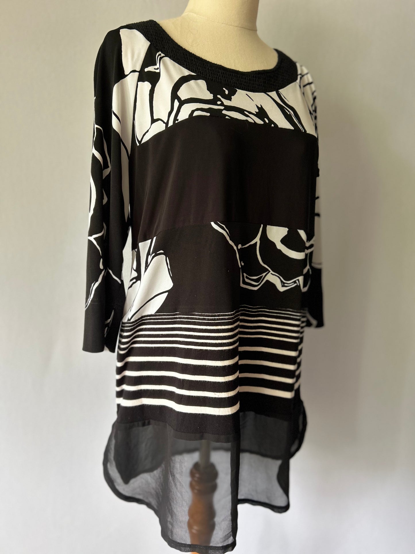 Monochrome Graphic Print Tunic – Made in NZ – Size 10