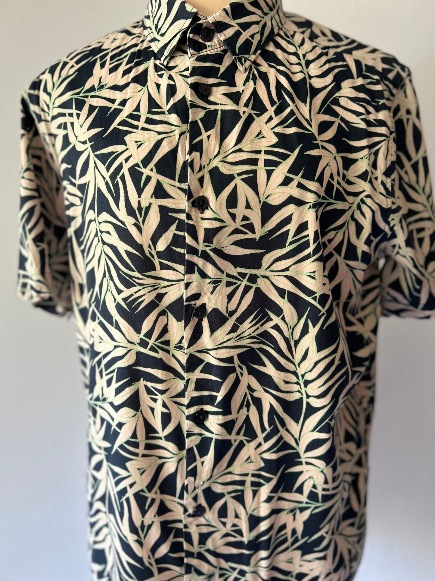 Men's Slim Fit Black & Beige Leaf Print Short Sleeve Shirt - M