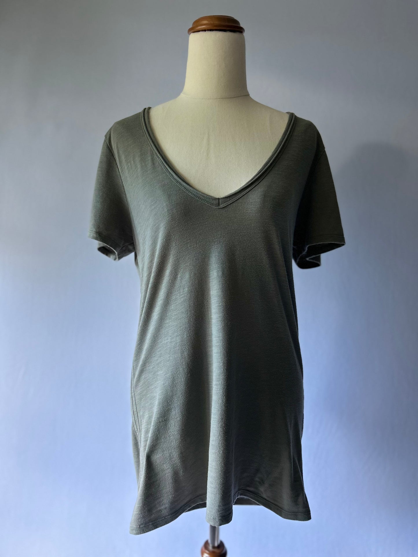 Billabong V-Neck Basic T-Shirt – Size 10