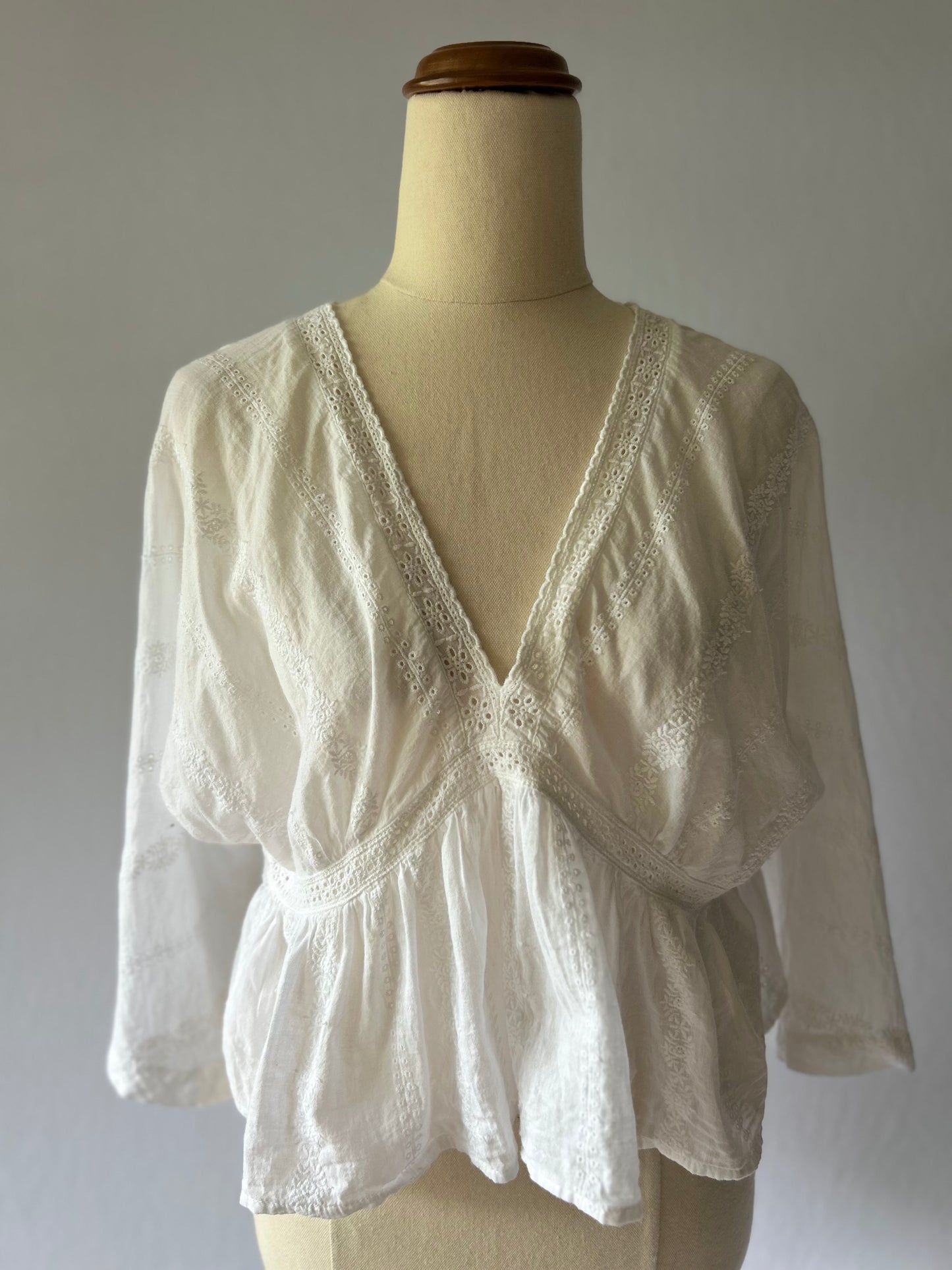 White Cropped Lace Top – Size Small (100% Cotton)