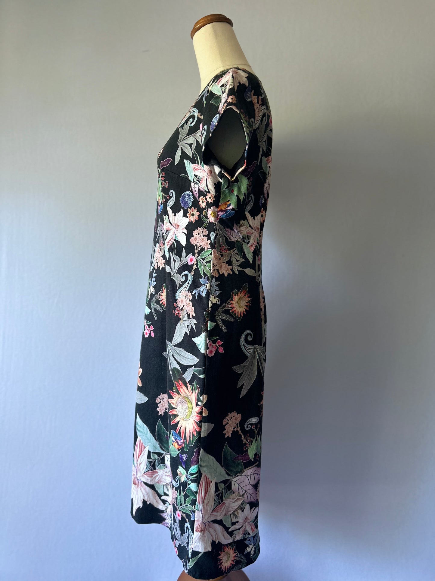 Amber Whitecliffe Floral Dress – Size 10
Made in New Zealand
