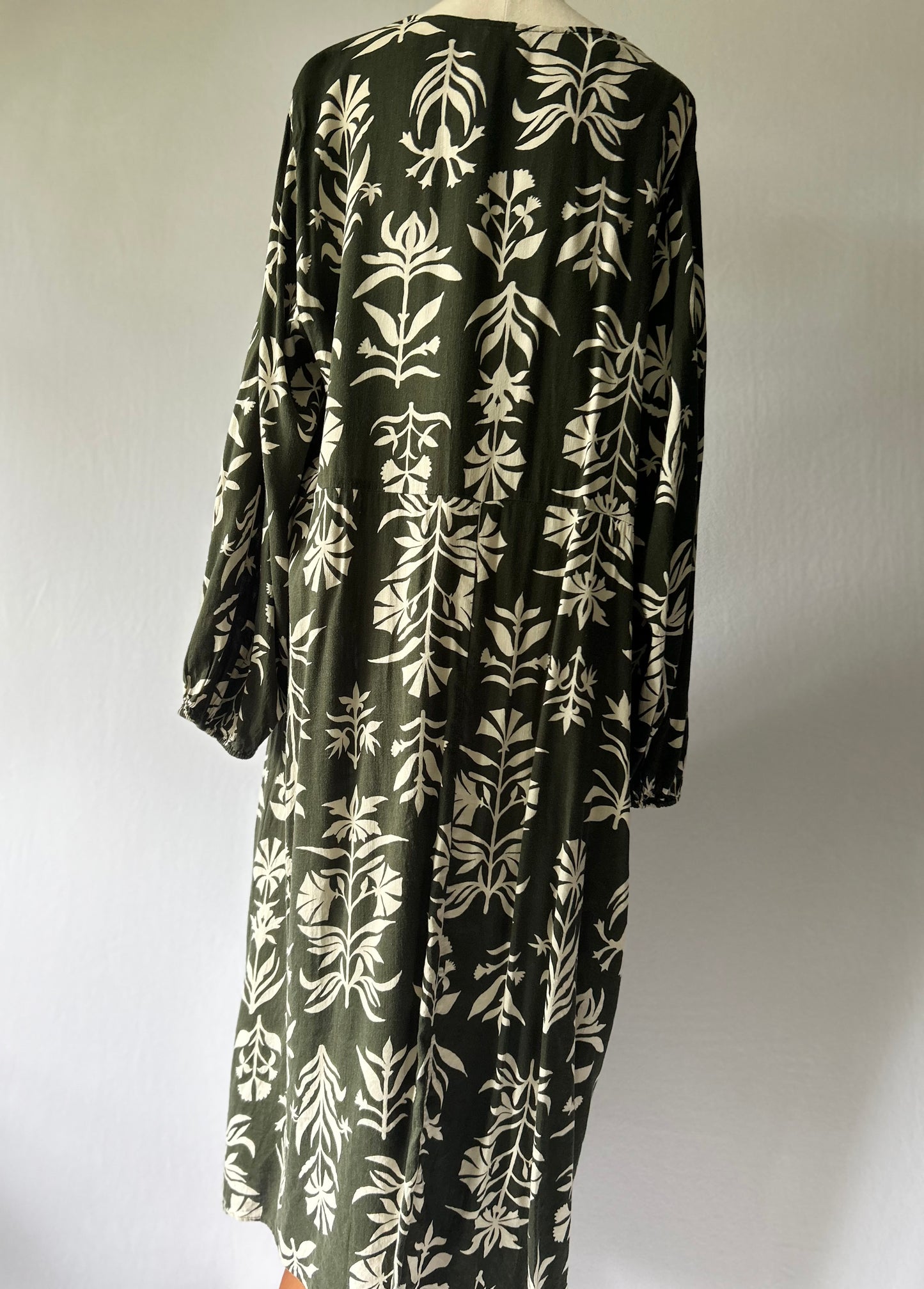 Maxi Green Dress with Beige Floral Details – Size XL