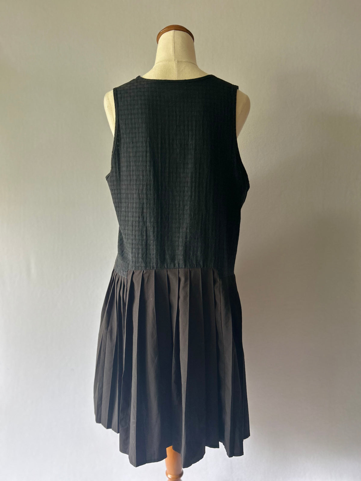 ilabb Black Textured Pleated Drop-Waist Dress - Size M