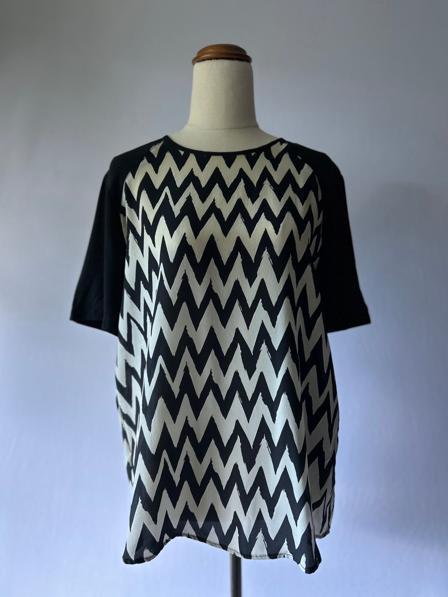 Juliette Hogan Zig Zag Silk Top – Size 8
