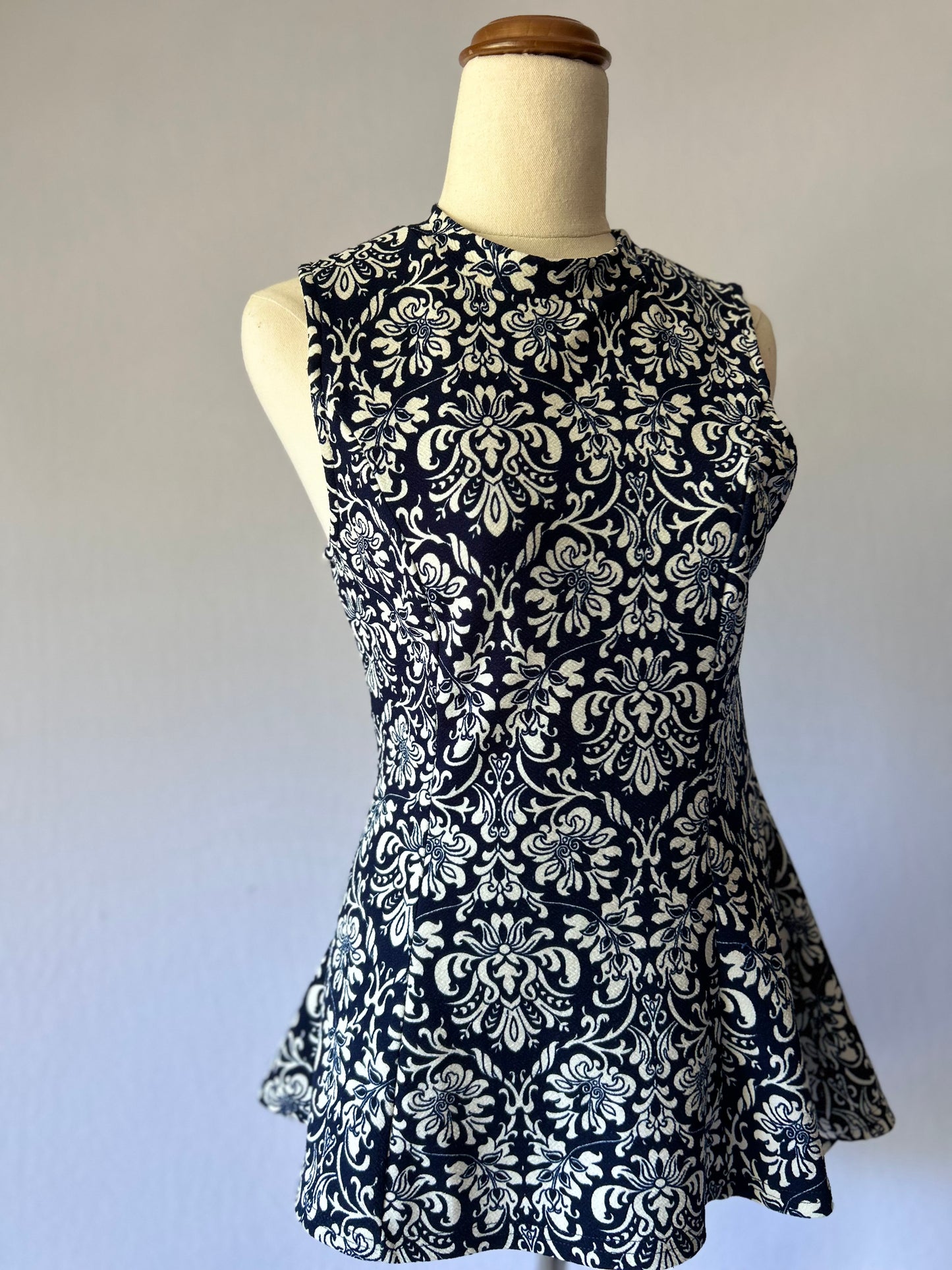 Mirrou Sleeveless Damask Print Tunic Top (Size Small)