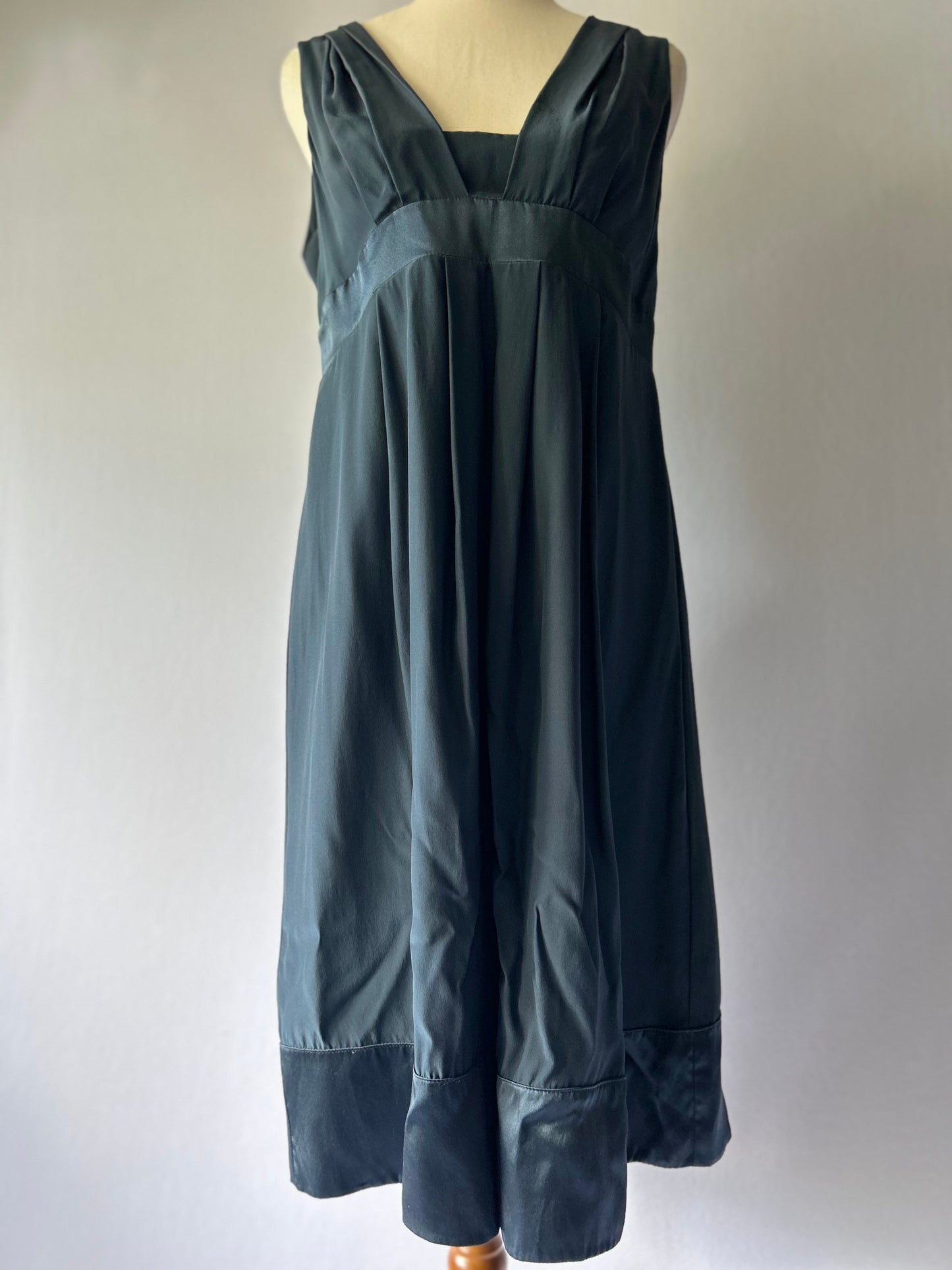Graham & Spencer 100% Silk Sleeveless V-Neck Dress – Size M