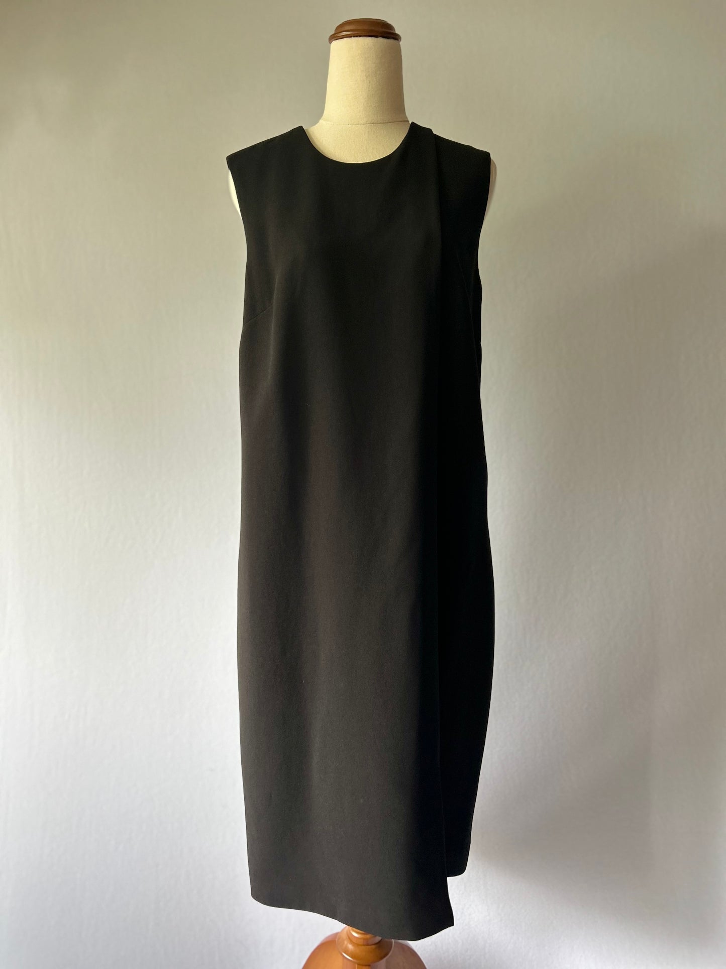 Juliette Hogan Minimalist Black Shift Dress – Size 8