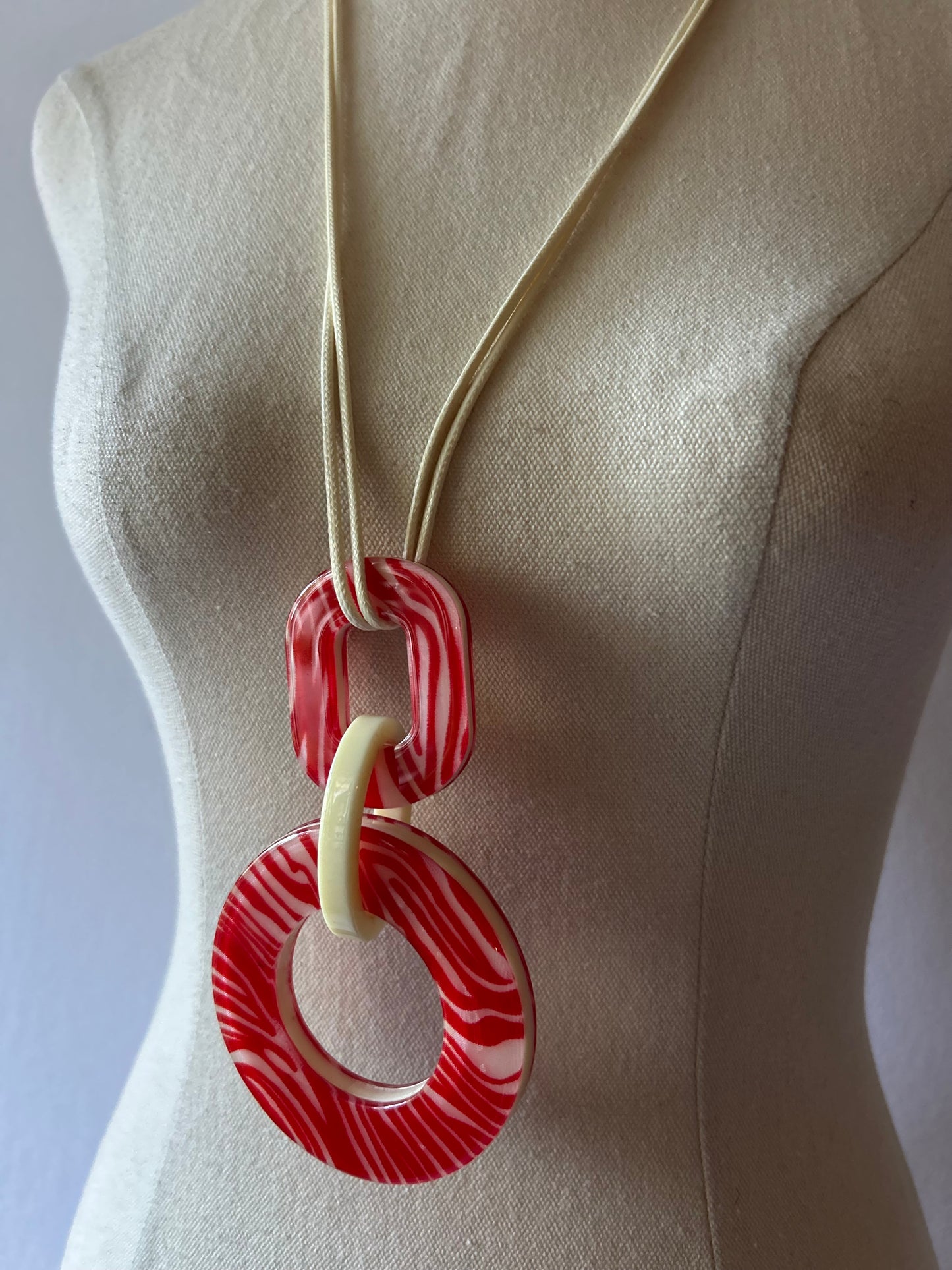 Maximalist Geometric Resin Link Pendant Necklace - Red & Cream