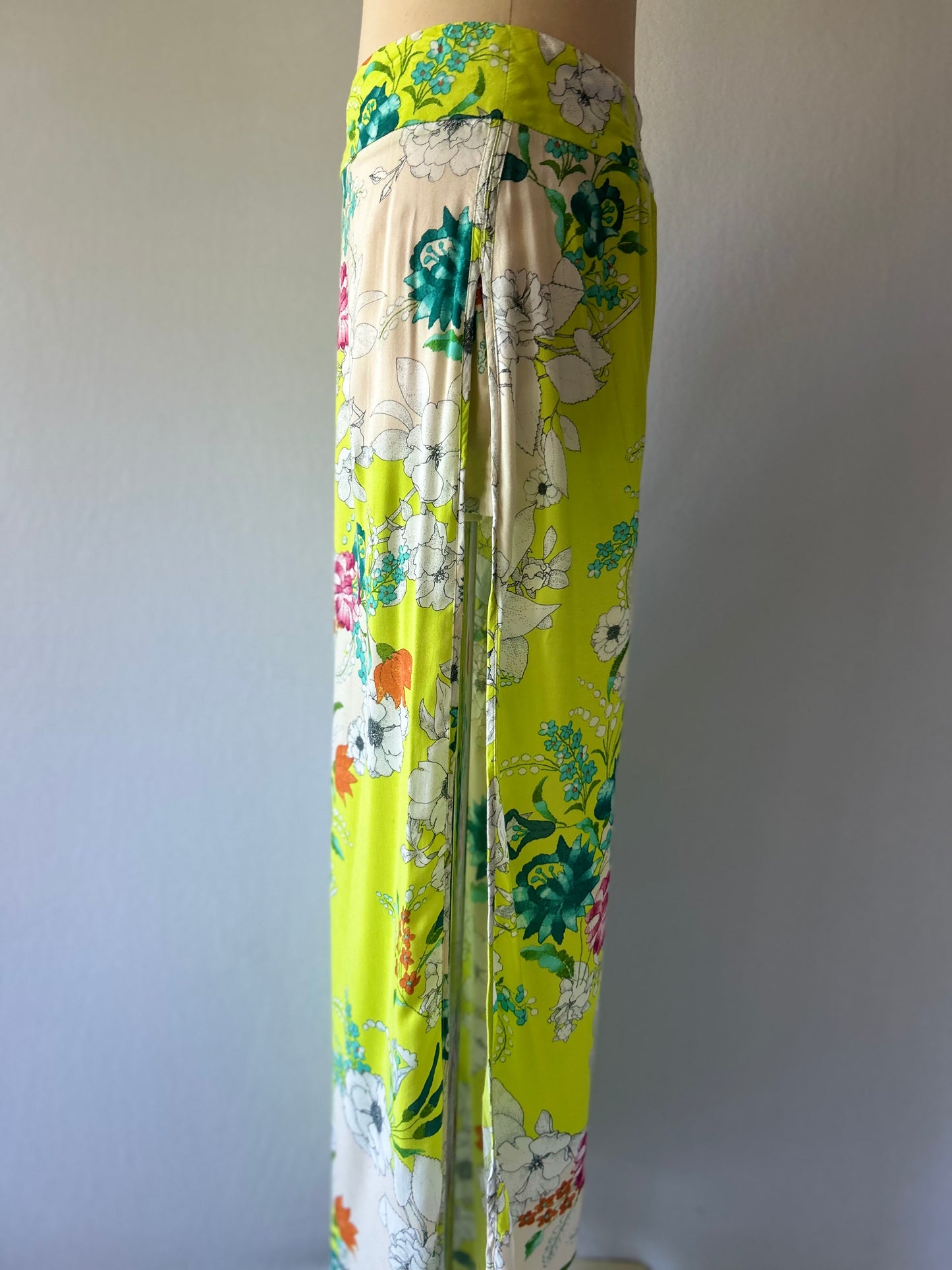 Floral print pants in size M made of 100% viscose.