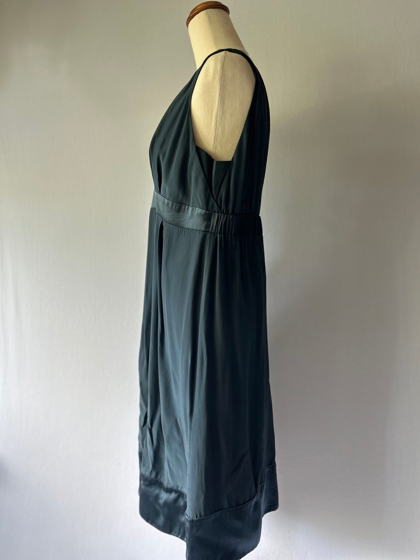 Graham & Spencer 100% Silk Sleeveless V-Neck Dress – Size M