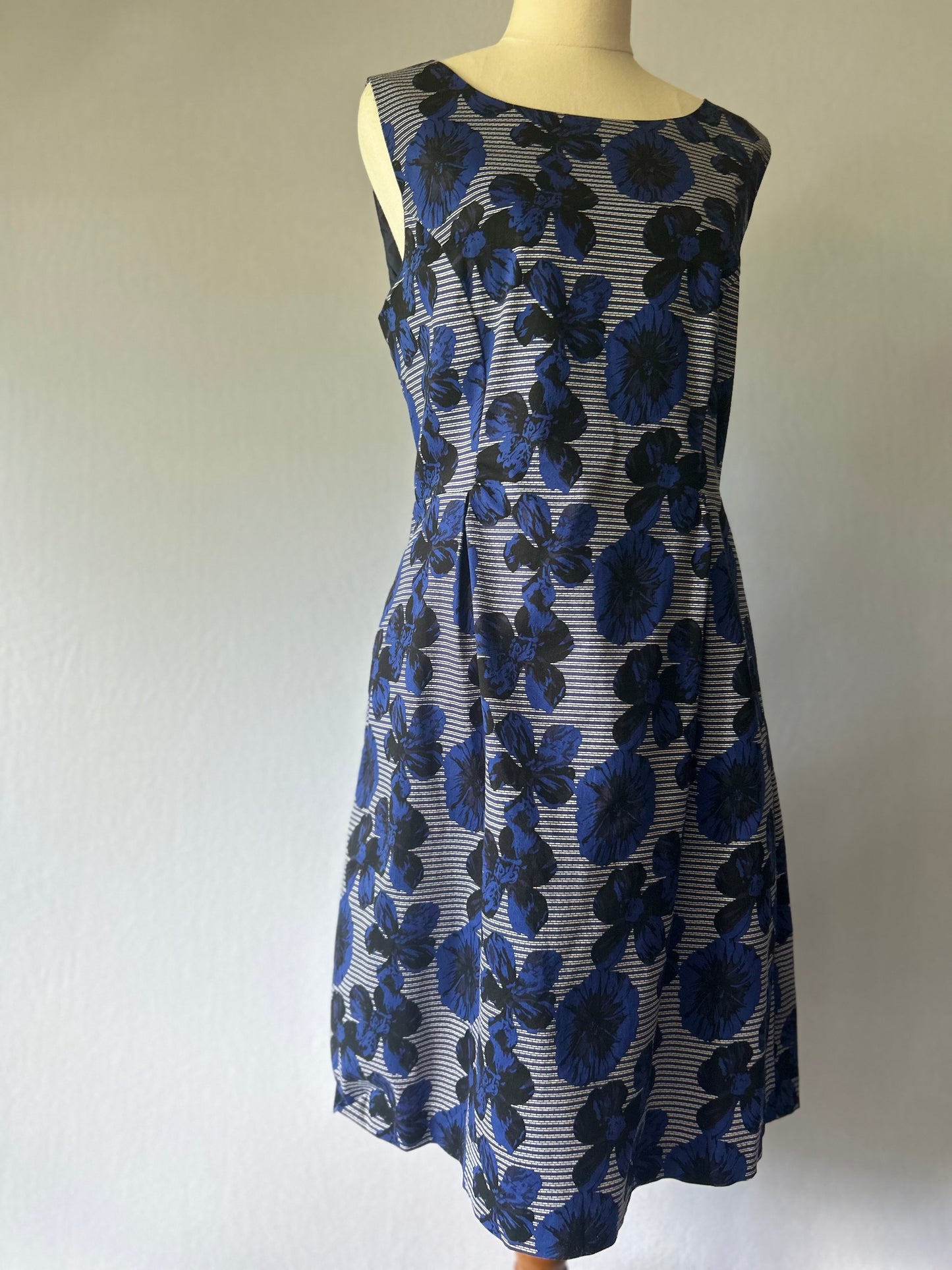 Floral Blue Dress – Size 14 – 97% Cotton, 3% Elastane