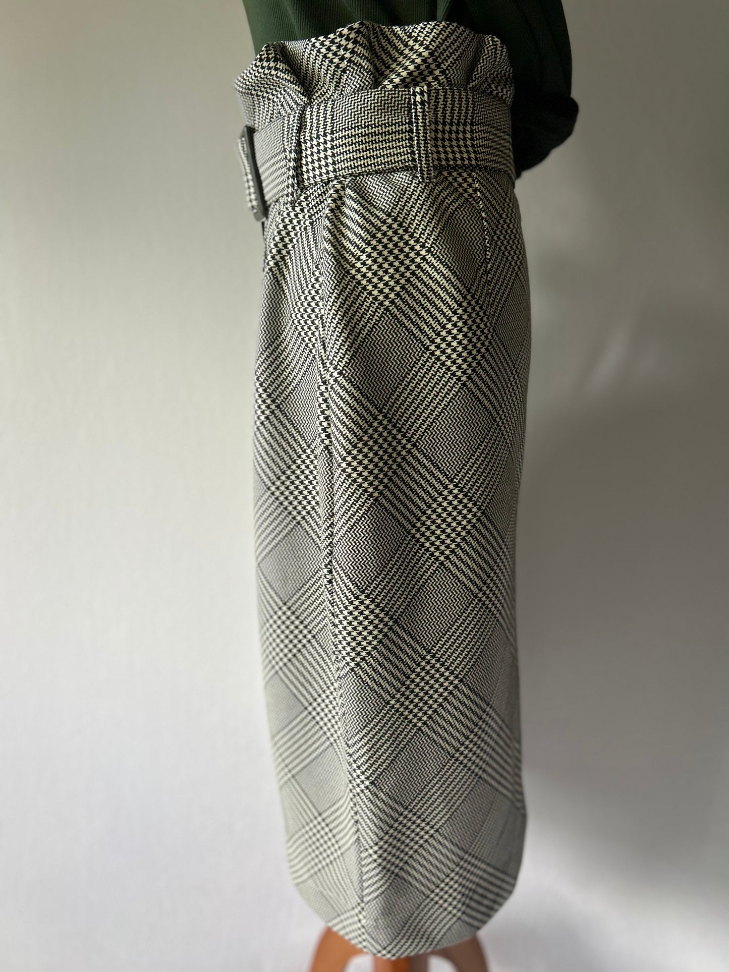 High-Waisted Houndstooth Plaid Midi Skirt with Belt - Size UK 12 / EUR 40